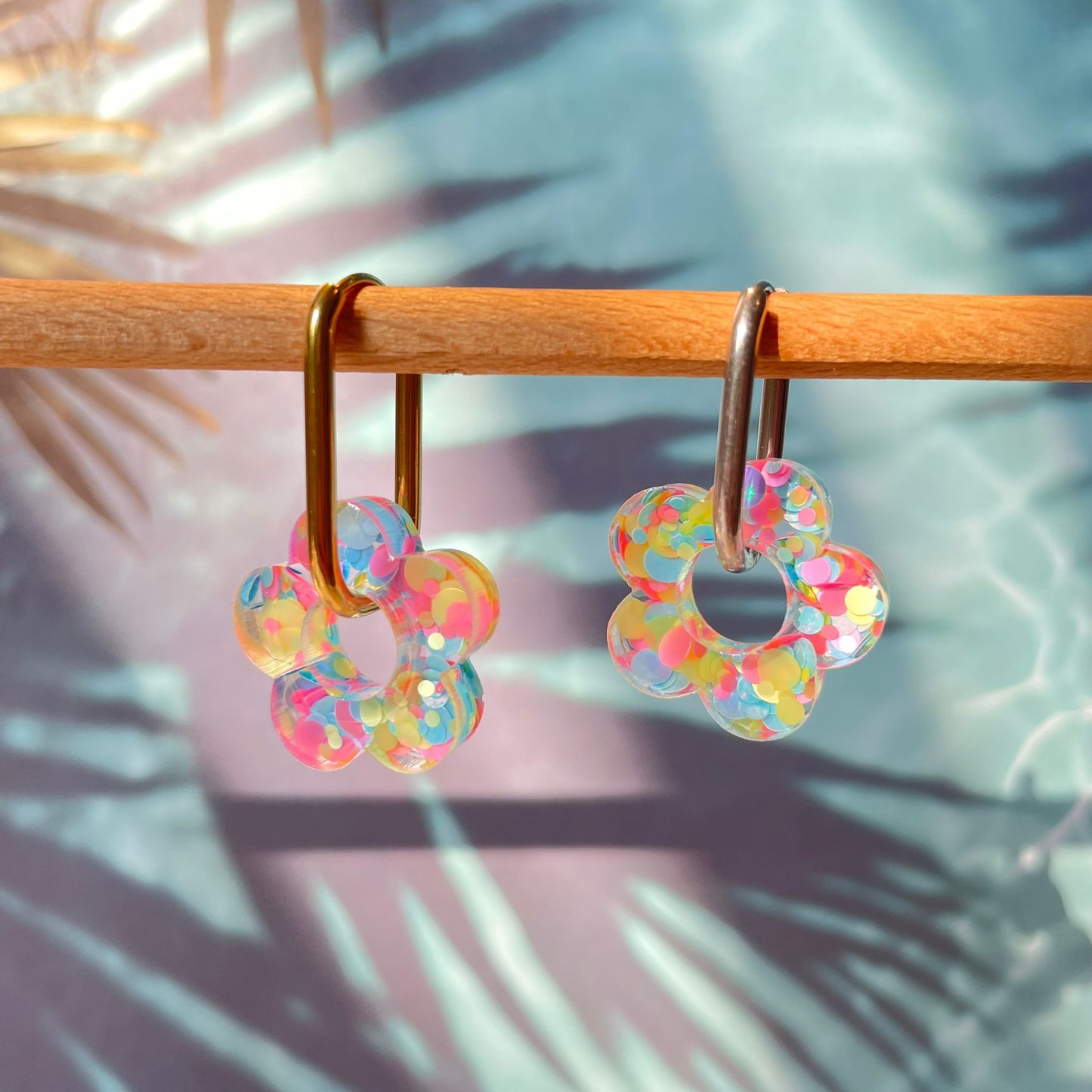 bijoux boucles d'oreilles créoles acier inoxydable ronde ovales rectangle doré argenté charm pampille fleur resine paillettes bleu brillant violet multicolore pastel vert jaune noir blanc nacré rose turquoise fuchsia orange sirène rouge néon BLOSSOM