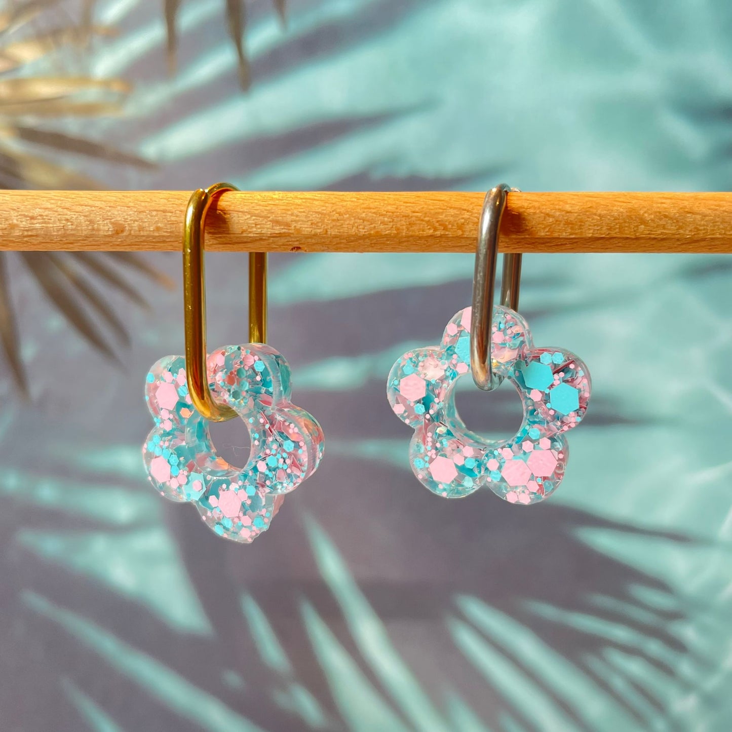 bijoux boucles d'oreilles créoles acier inoxydable ronde ovales rectangle doré argenté charm pampille fleur resine paillettes bleu brillant violet multicolore pastel vert jaune noir blanc nacré rose turquoise fuchsia orange sirène rouge néon BLOSSOM