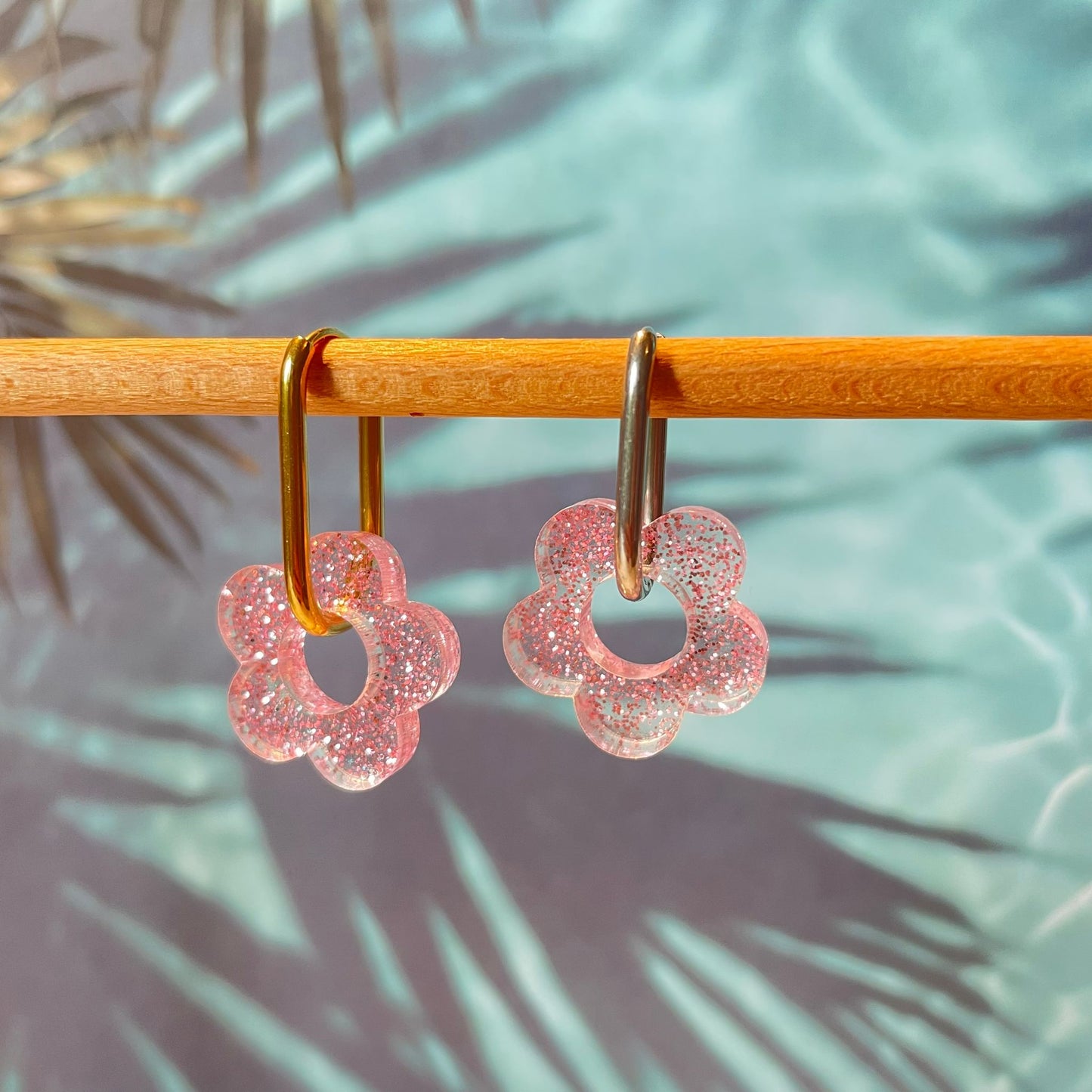 bijoux boucles d'oreilles créoles acier inoxydable ronde ovales rectangle doré argenté charm pampille fleur resine paillettes bleu brillant violet multicolore pastel vert jaune noir blanc nacré rose turquoise fuchsia orange sirène rouge néon BLOSSOM