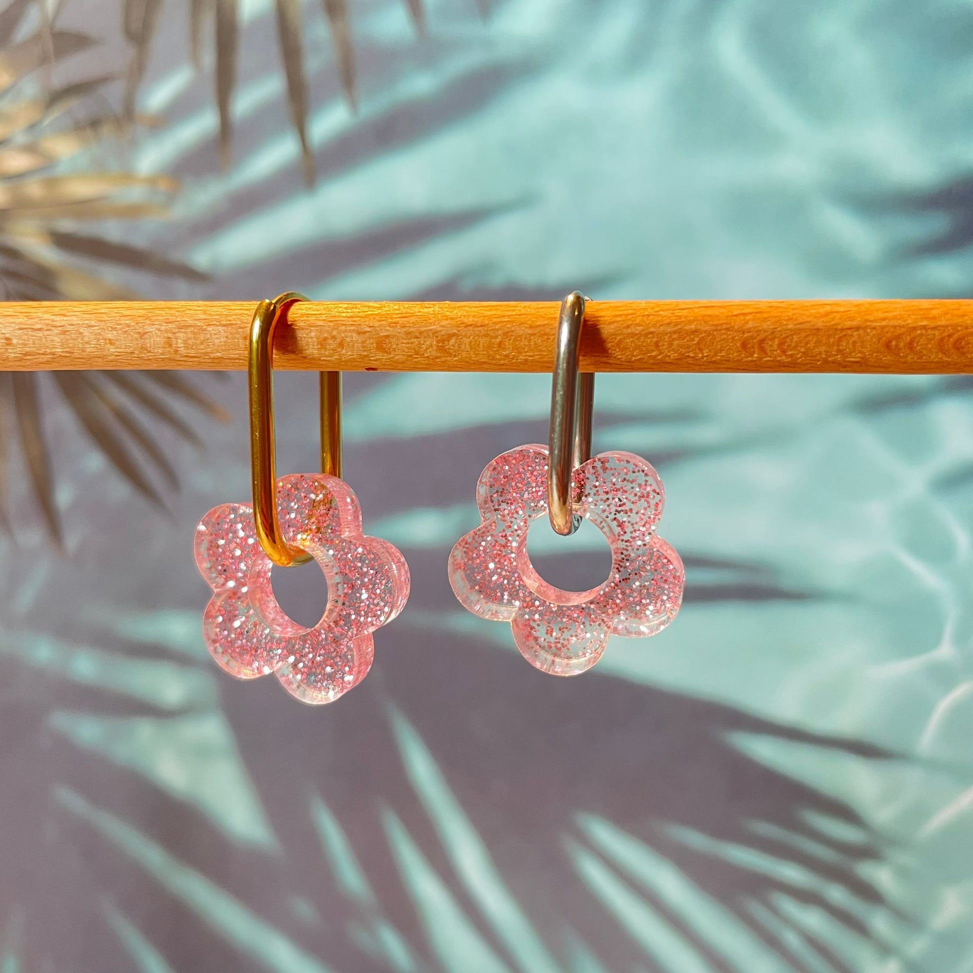 bijoux boucles d'oreilles créoles acier inoxydable ronde ovales rectangle doré argenté charm pampille fleur resine paillettes bleu brillant violet multicolore pastel vert jaune noir blanc nacré rose turquoise fuchsia orange sirène rouge néon BLOSSOM