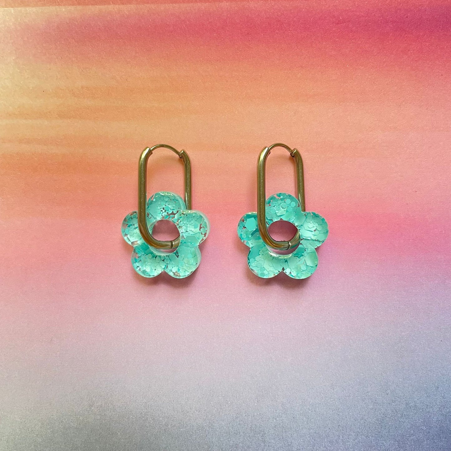 bijoux boucles d'oreilles créoles acier inoxydable ronde ovales rectangle doré argenté charm pampille fleur resine paillettes bleu brillant violet multicolore pastel vert jaune noir blanc nacré rose turquoise fuchsia orange sirène rouge néon 