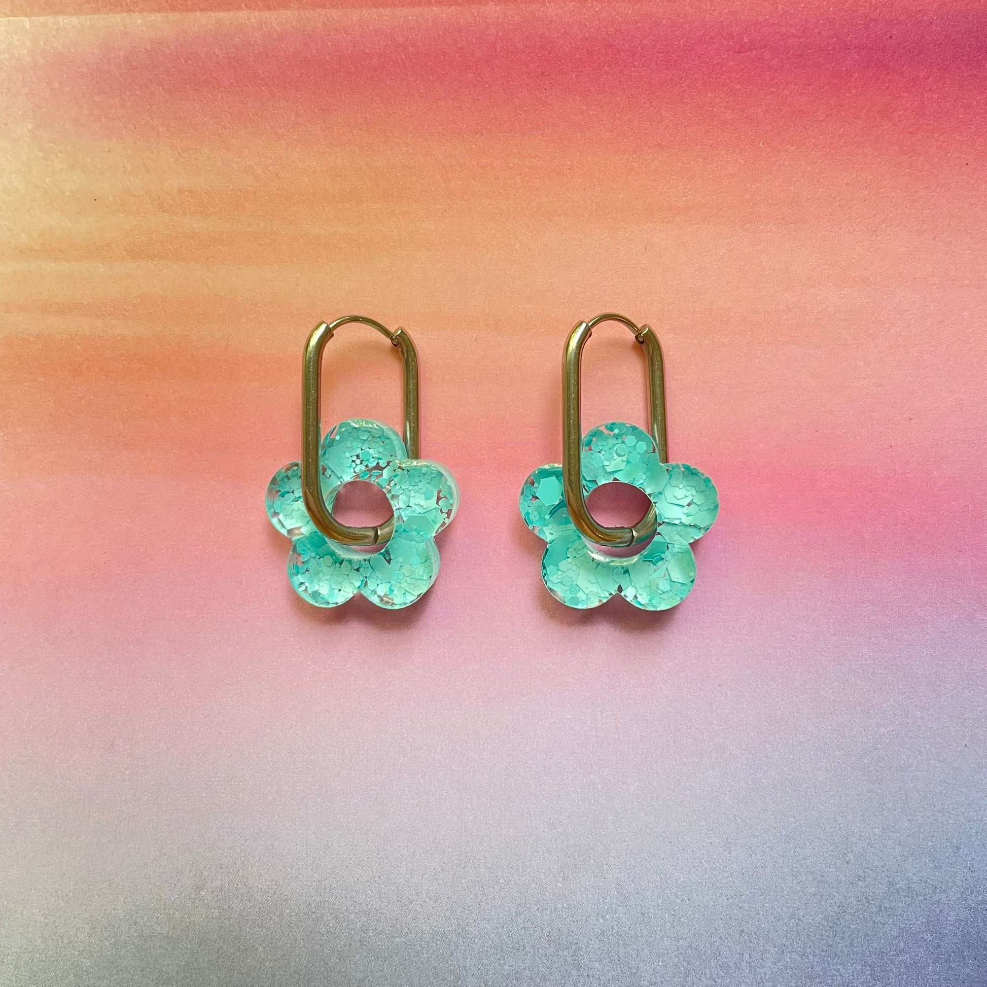 bijoux boucles d'oreilles créoles acier inoxydable ronde ovales rectangle doré argenté charm pampille fleur resine paillettes bleu brillant violet multicolore pastel vert jaune noir blanc nacré rose turquoise fuchsia orange sirène rouge néon 
