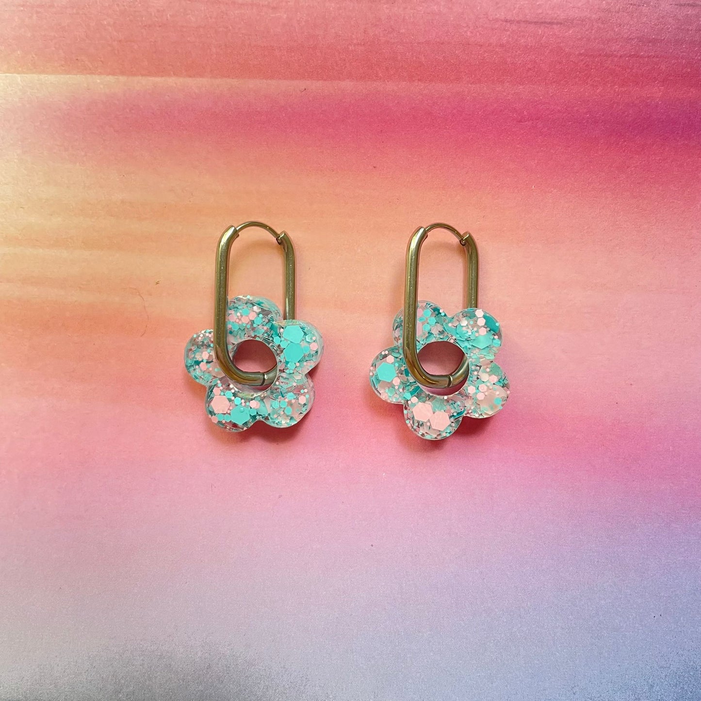 bijoux boucles d'oreilles créoles acier inoxydable ronde ovales rectangle doré argenté charm pampille fleur resine paillettes bleu brillant violet multicolore pastel vert jaune noir blanc nacré rose turquoise fuchsia orange sirène rouge néon BLOSSOM