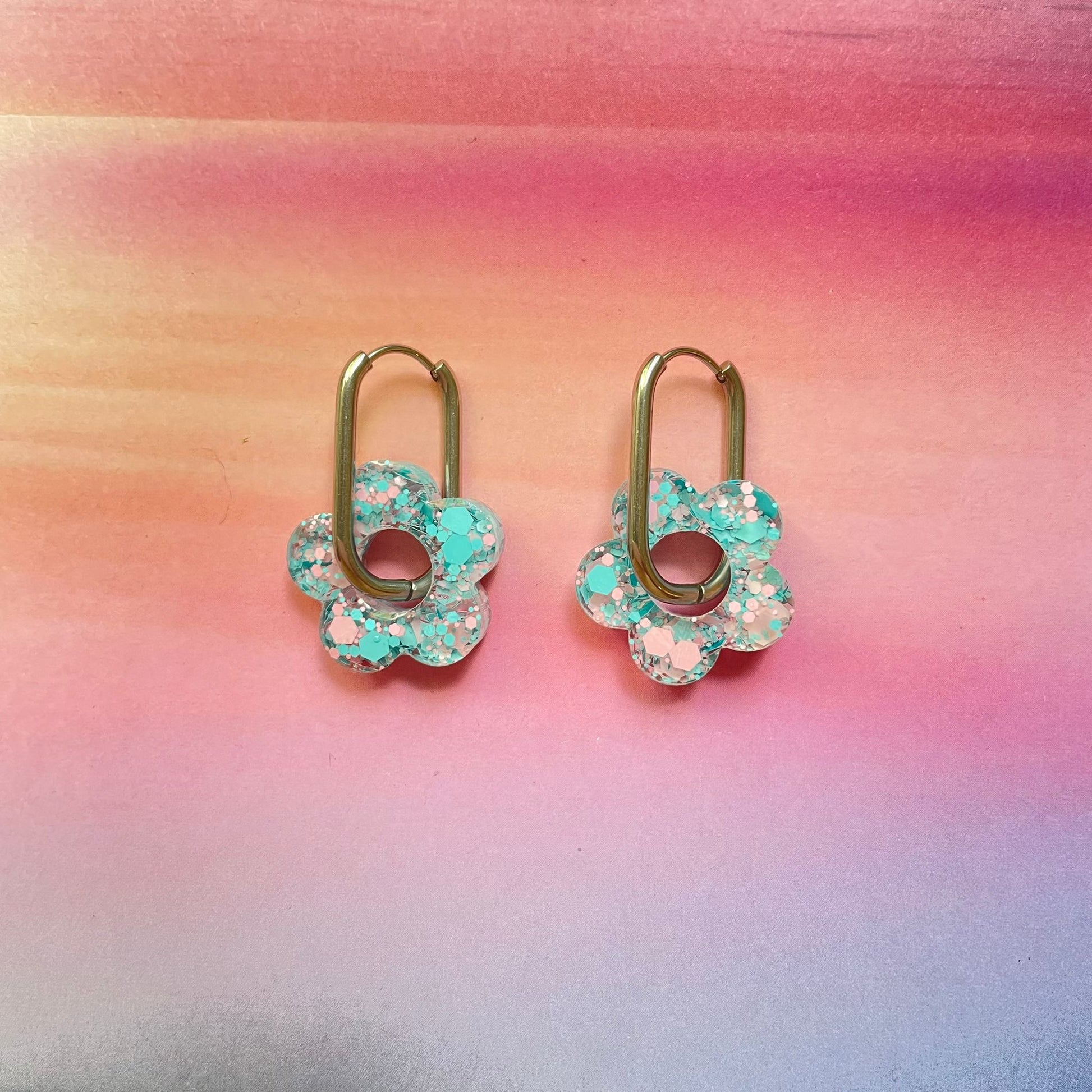 bijoux boucles d'oreilles créoles acier inoxydable ronde ovales rectangle doré argenté charm pampille fleur resine paillettes bleu brillant violet multicolore pastel vert jaune noir blanc nacré rose turquoise fuchsia orange sirène rouge néon BLOSSOM