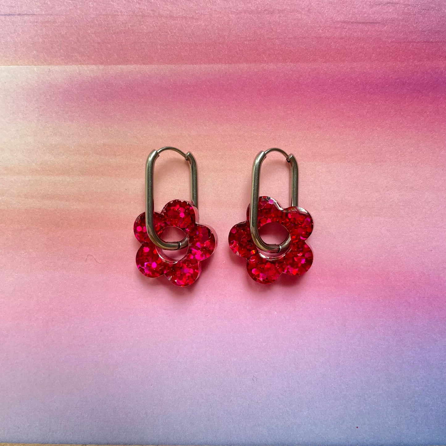 bijoux boucles d'oreilles créoles acier inoxydable ronde ovales rectangle doré argenté charm pampille fleur resine paillettes bleu brillant violet multicolore pastel vert jaune noir blanc nacré rose turquoise fuchsia orange sirène rouge néon BLOSSOM