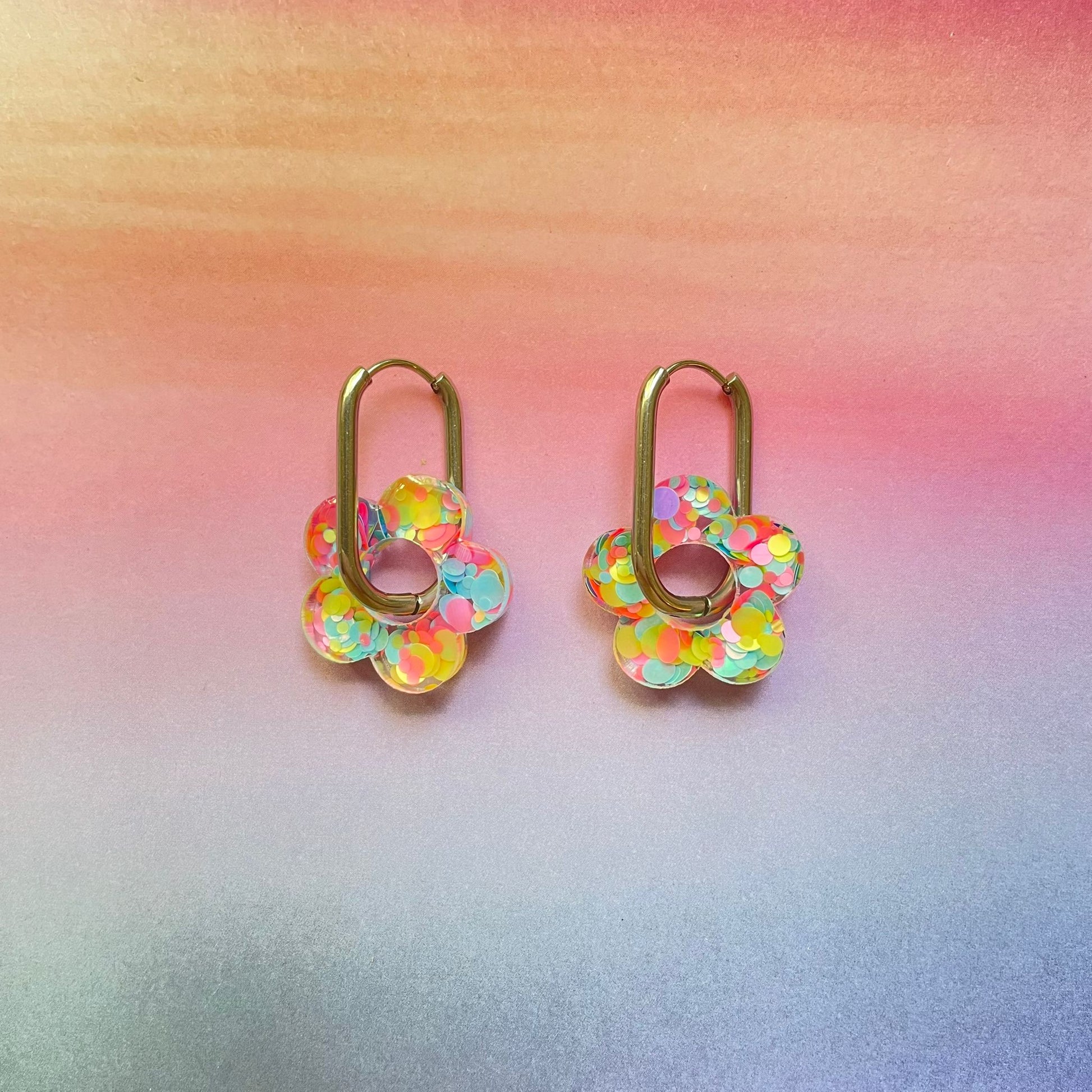 bijoux boucles d'oreilles créoles acier inoxydable ronde ovales rectangle doré argenté charm pampille fleur resine paillettes bleu brillant violet multicolore pastel vert jaune noir blanc nacré rose turquoise fuchsia orange sirène rouge néon BLOSSOM