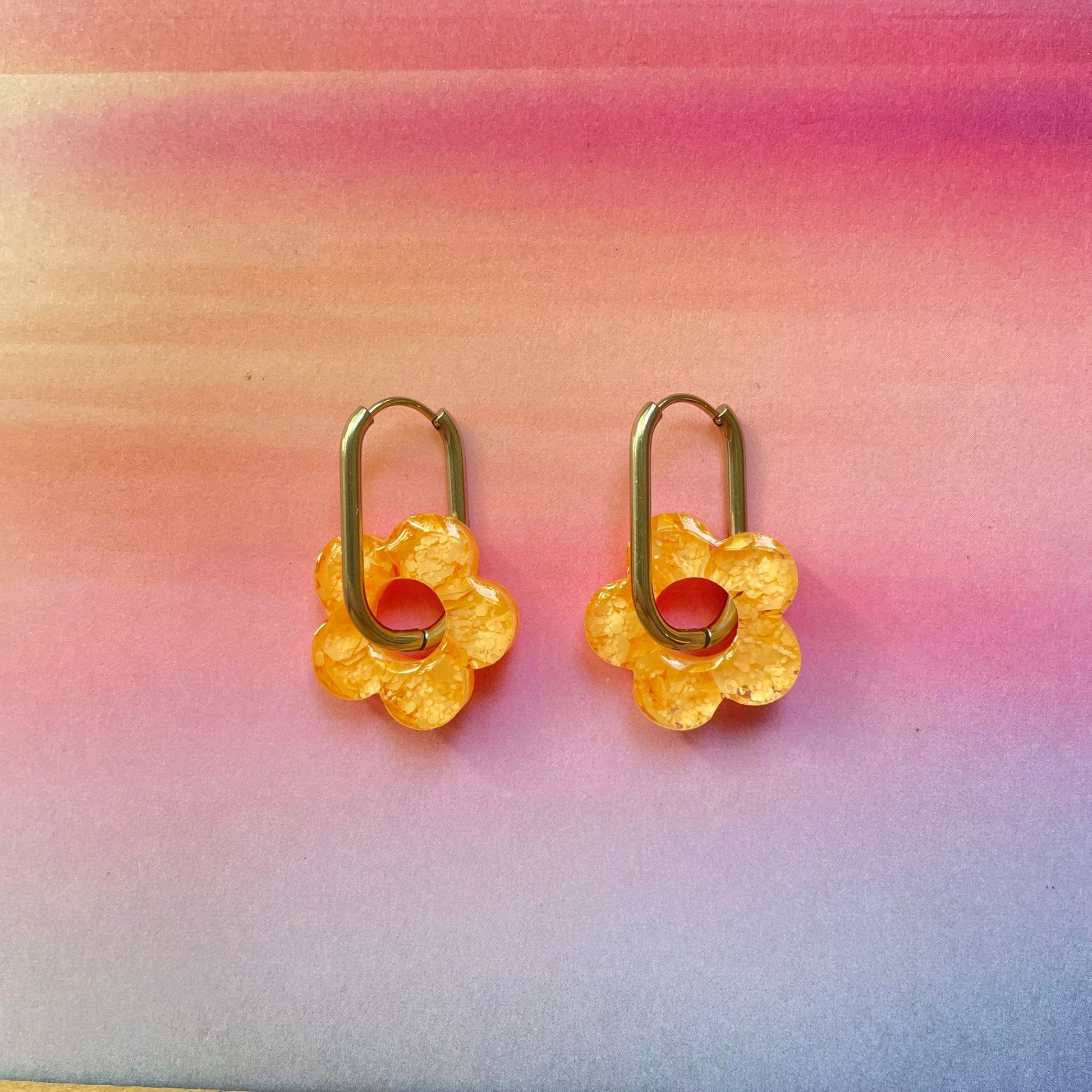 bijoux boucles d'oreilles créoles acier inoxydable ronde ovales rectangle doré argenté charm pampille fleur resine paillettes bleu brillant violet multicolore pastel vert jaune noir blanc nacré rose turquoise fuchsia orange sirène rouge néon BLOSSOM