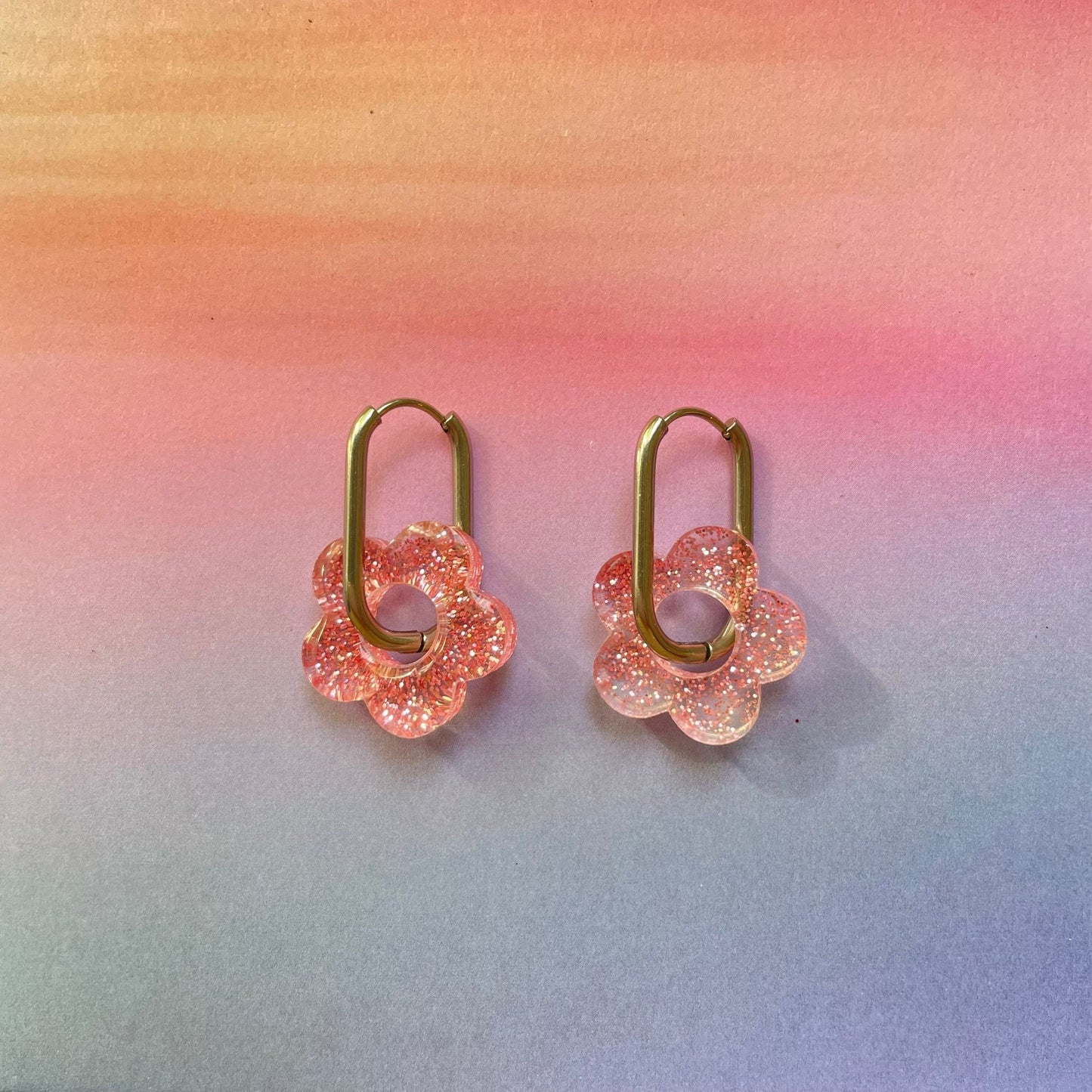 bijoux boucles d'oreilles créoles acier inoxydable ronde ovales rectangle doré argenté charm pampille fleur resine paillettes bleu brillant violet multicolore pastel vert jaune noir blanc nacré rose turquoise fuchsia orange sirène rouge néon BLOSSOM