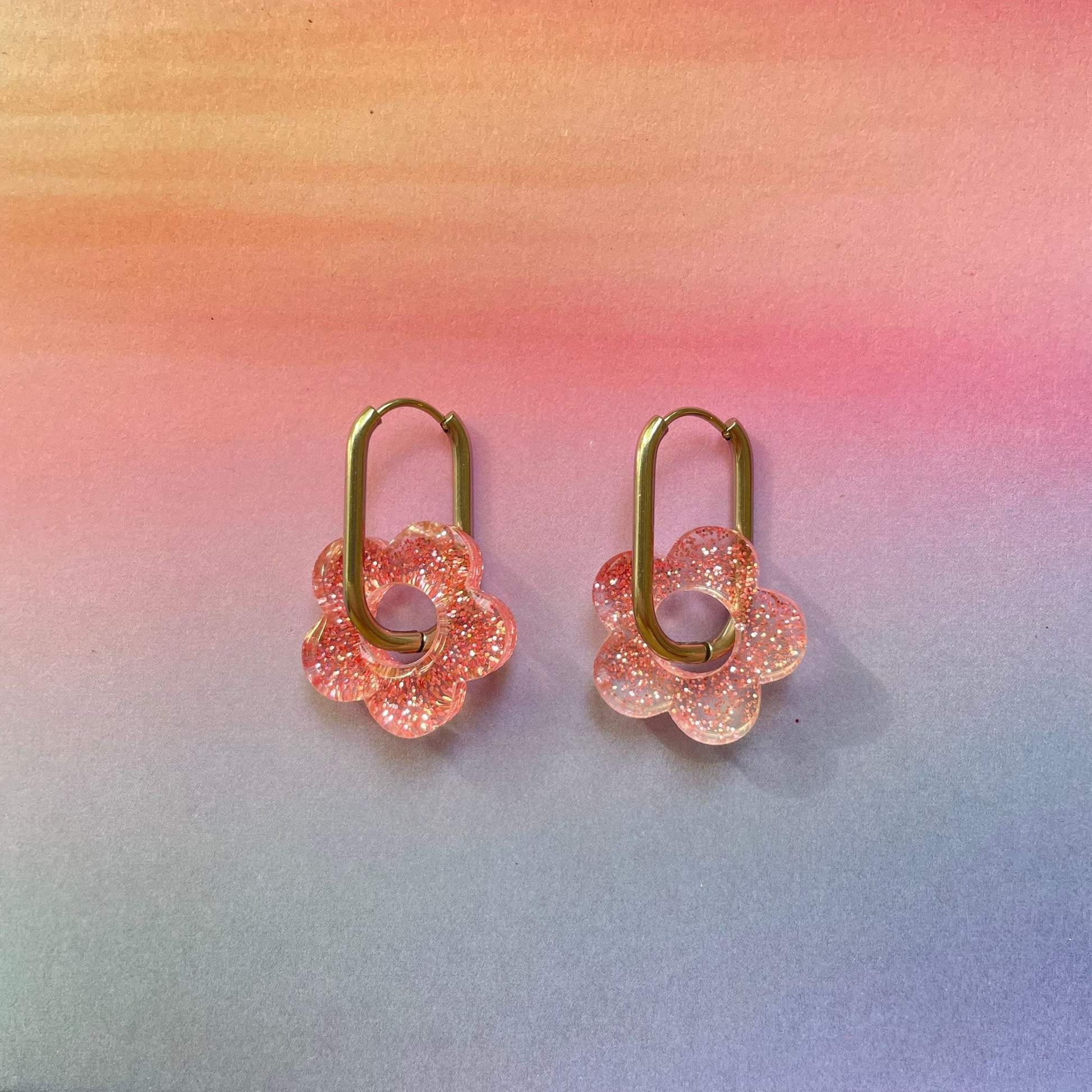 bijoux boucles d'oreilles créoles acier inoxydable ronde ovales rectangle doré argenté charm pampille fleur resine paillettes bleu brillant violet multicolore pastel vert jaune noir blanc nacré rose turquoise fuchsia orange sirène rouge néon BLOSSOM