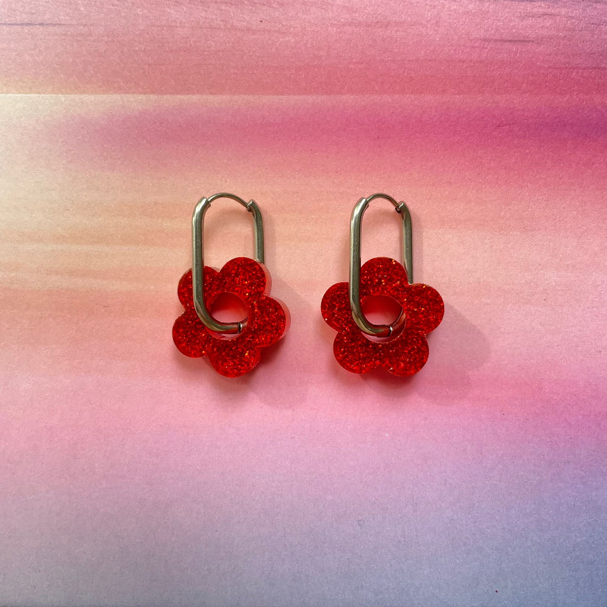 bijoux boucles d'oreilles créoles acier inoxydable ronde ovales rectangle doré argenté charm pampille fleur resine paillettes bleu brillant violet multicolore pastel vert jaune noir blanc nacré rose turquoise fuchsia orange sirène rouge néon BLOSSOM