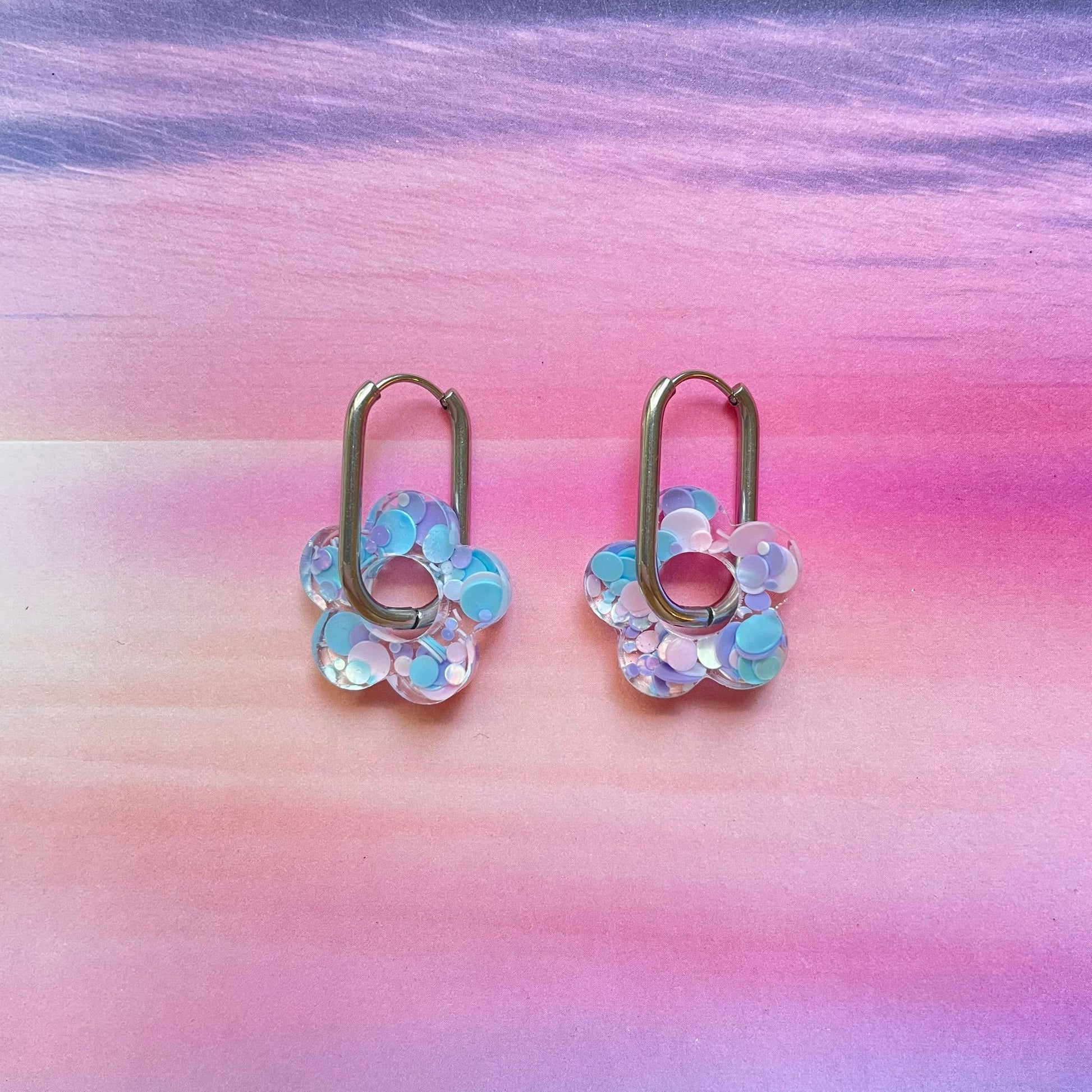 bijoux boucles d'oreilles créoles acier inoxydable ronde ovales rectangle doré argenté charm pampille fleur resine paillettes bleu brillant violet multicolore pastel vert jaune noir blanc nacré rose turquoise fuchsia orange sirène rouge néon BLOSSOM