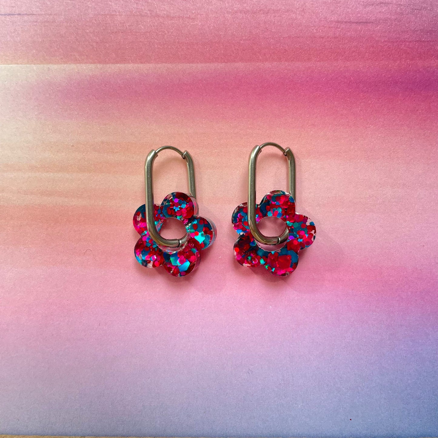 bijoux boucles d'oreilles créoles acier inoxydable ronde ovales rectangle doré argenté charm pampille fleur resine paillettes bleu brillant violet multicolore pastel vert jaune noir blanc nacré rose turquoise fuchsia orange sirène rouge néon BLOSSOM