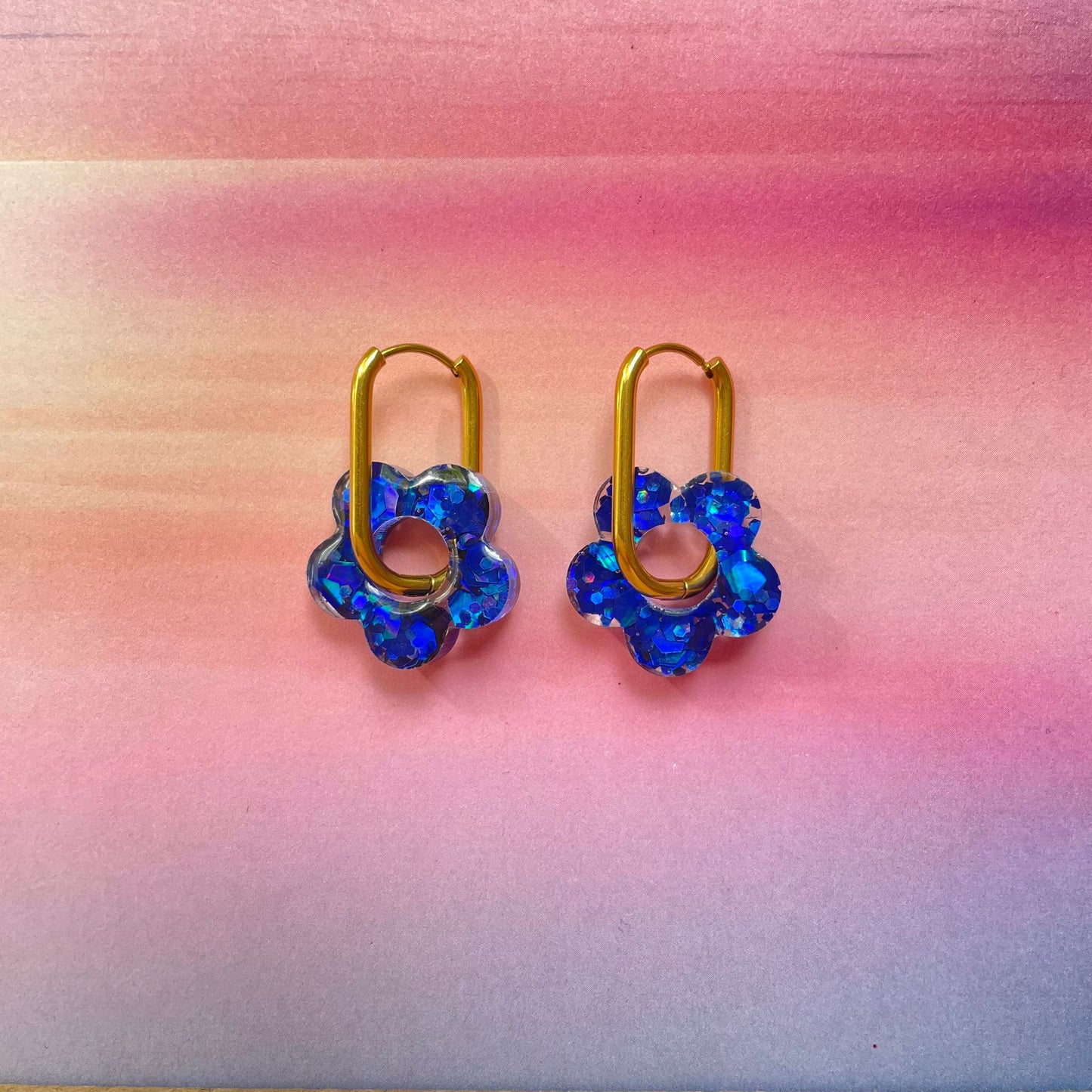 bijoux boucles d'oreilles créoles acier inoxydable ronde ovales rectangle doré argenté charm pampille fleur resine paillettes bleu brillant violet multicolore pastel vert jaune noir blanc nacré rose turquoise fuchsia orange sirène rouge néon BLOSSOM