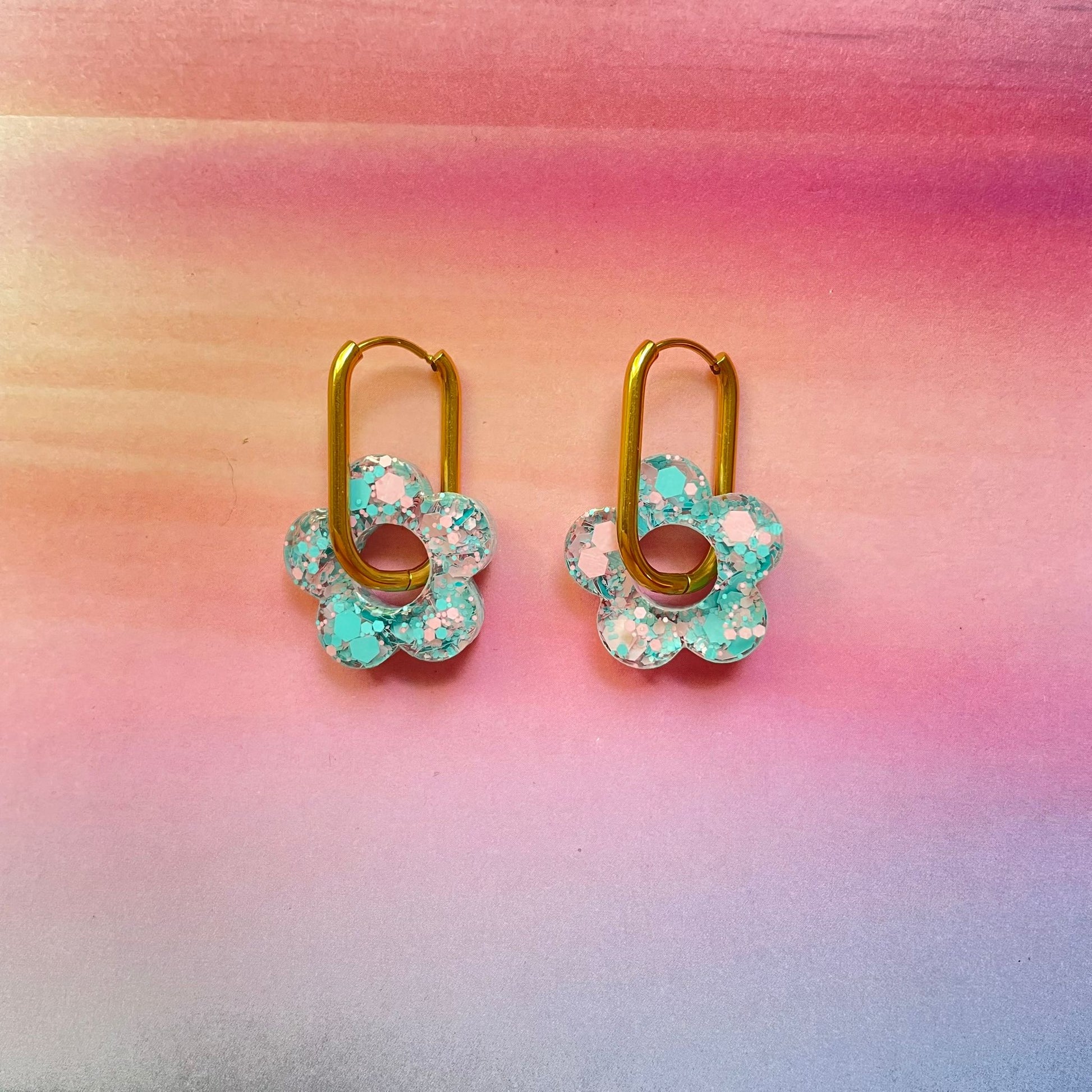 bijoux boucles d'oreilles créoles acier inoxydable ronde ovales rectangle doré argenté charm pampille fleur resine paillettes bleu brillant violet multicolore pastel vert jaune noir blanc nacré rose turquoise fuchsia orange sirène rouge néon BLOSSOM