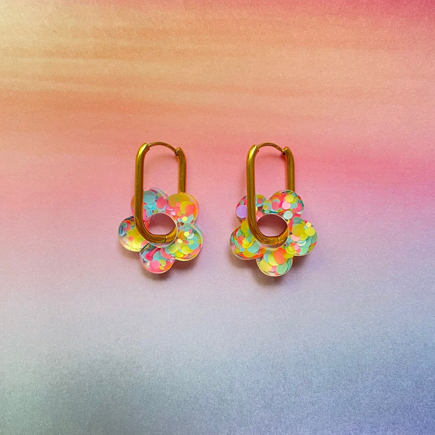 bijoux boucles d'oreilles créoles acier inoxydable ronde ovales rectangle doré argenté charm pampille fleur resine paillettes bleu brillant violet multicolore pastel vert jaune noir blanc nacré rose turquoise fuchsia orange sirène rouge néon BLOSSOM