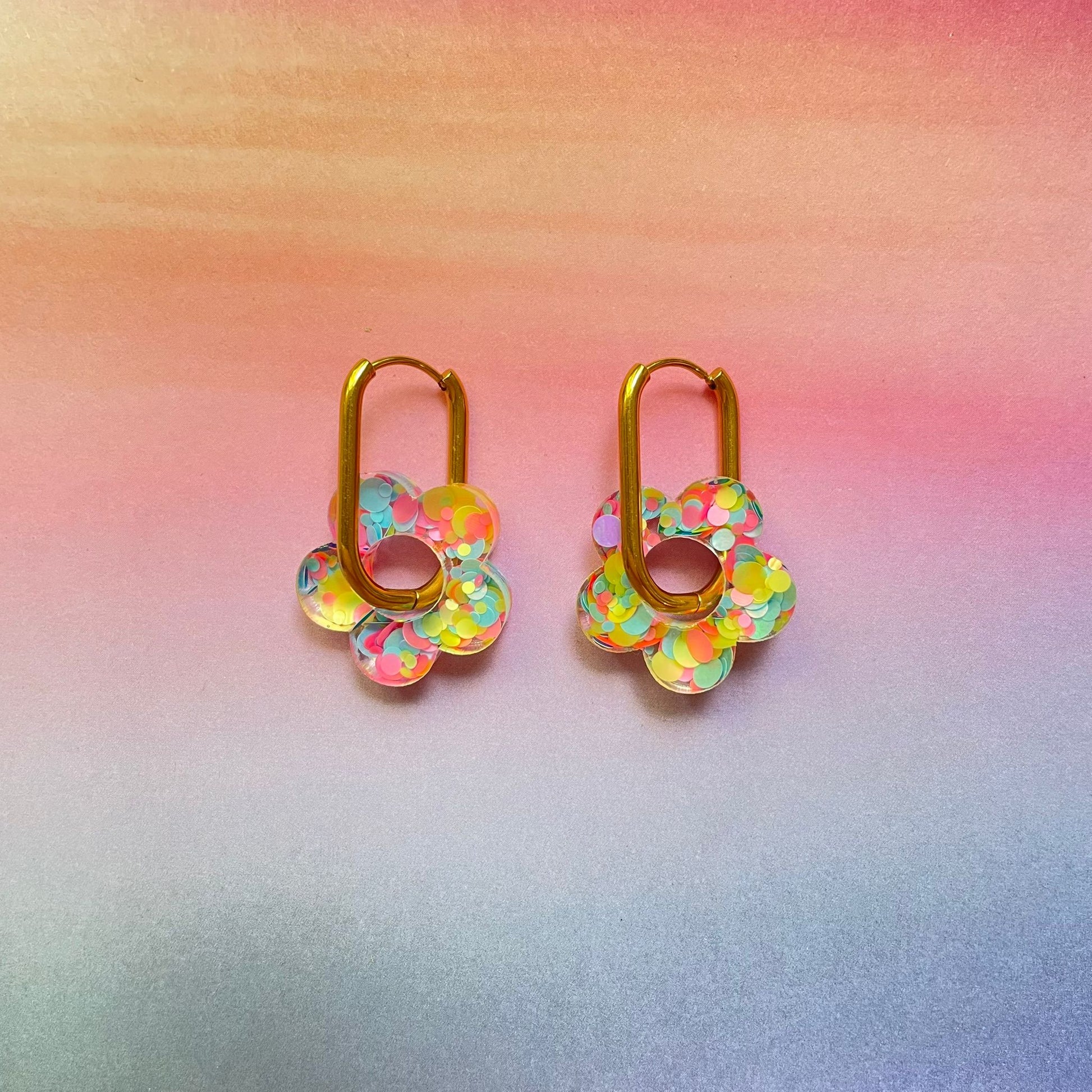 bijoux boucles d'oreilles créoles acier inoxydable ronde ovales rectangle doré argenté charm pampille fleur resine paillettes bleu brillant violet multicolore pastel vert jaune noir blanc nacré rose turquoise fuchsia orange sirène rouge néon BLOSSOM