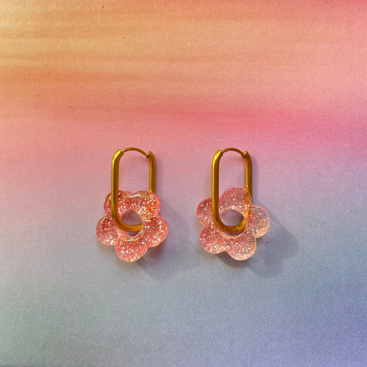 bijoux boucles d'oreilles créoles acier inoxydable ronde ovales rectangle doré argenté charm pampille fleur resine paillettes bleu brillant violet multicolore pastel vert jaune noir blanc nacré rose turquoise fuchsia orange sirène rouge néon BLOSSOM