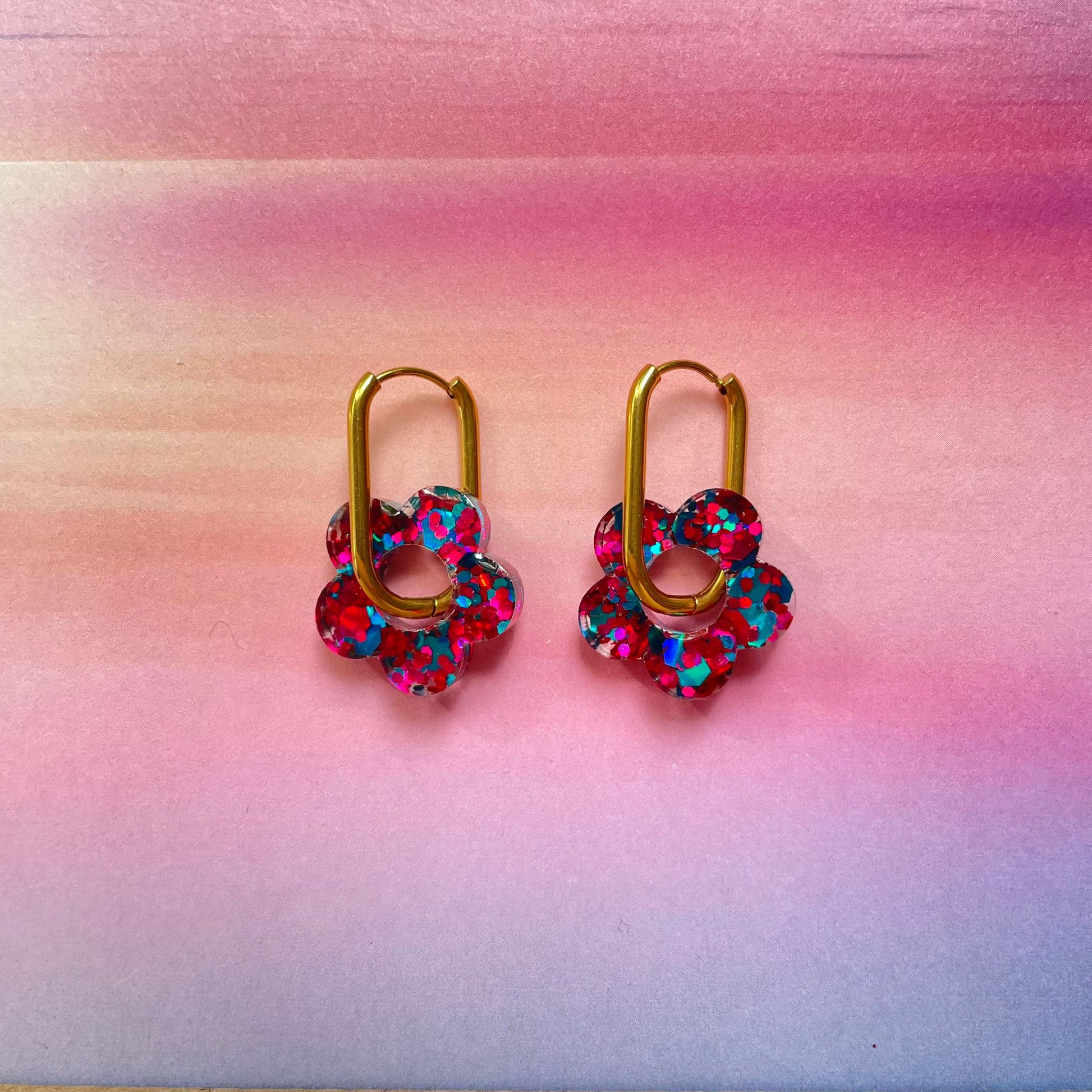 bijoux boucles d'oreilles créoles acier inoxydable ronde ovales rectangle doré argenté charm pampille fleur resine paillettes bleu brillant violet multicolore pastel vert jaune noir blanc nacré rose turquoise fuchsia orange sirène rouge néon BLOSSOM