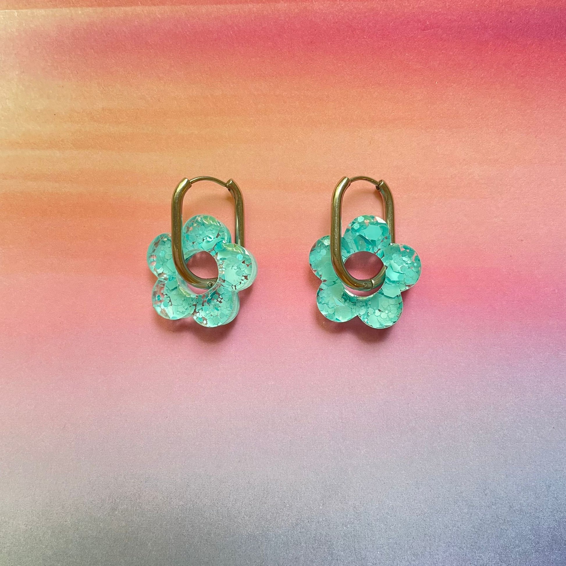 bijoux boucles d'oreilles créoles acier inoxydable ronde ovales rectangle doré argenté charm pampille fleur resine paillettes bleu brillant violet multicolore pastel vert jaune noir blanc nacré rose turquoise fuchsia orange sirène rouge néon 