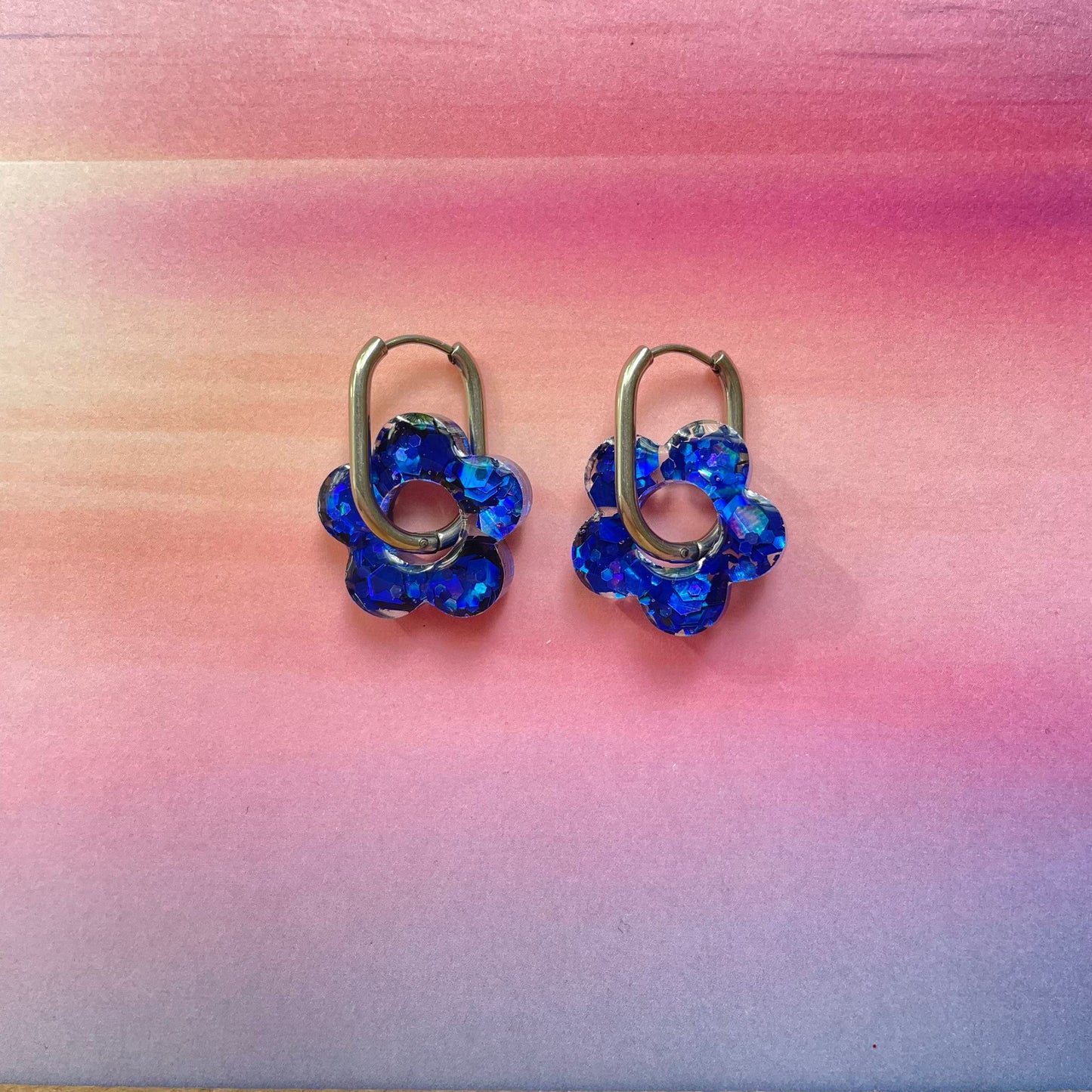 bijoux boucles d'oreilles créoles acier inoxydable ronde ovales rectangle doré argenté charm pampille fleur resine paillettes bleu brillant violet multicolore pastel vert jaune noir blanc nacré rose turquoise fuchsia orange sirène rouge néon BLOSSOM