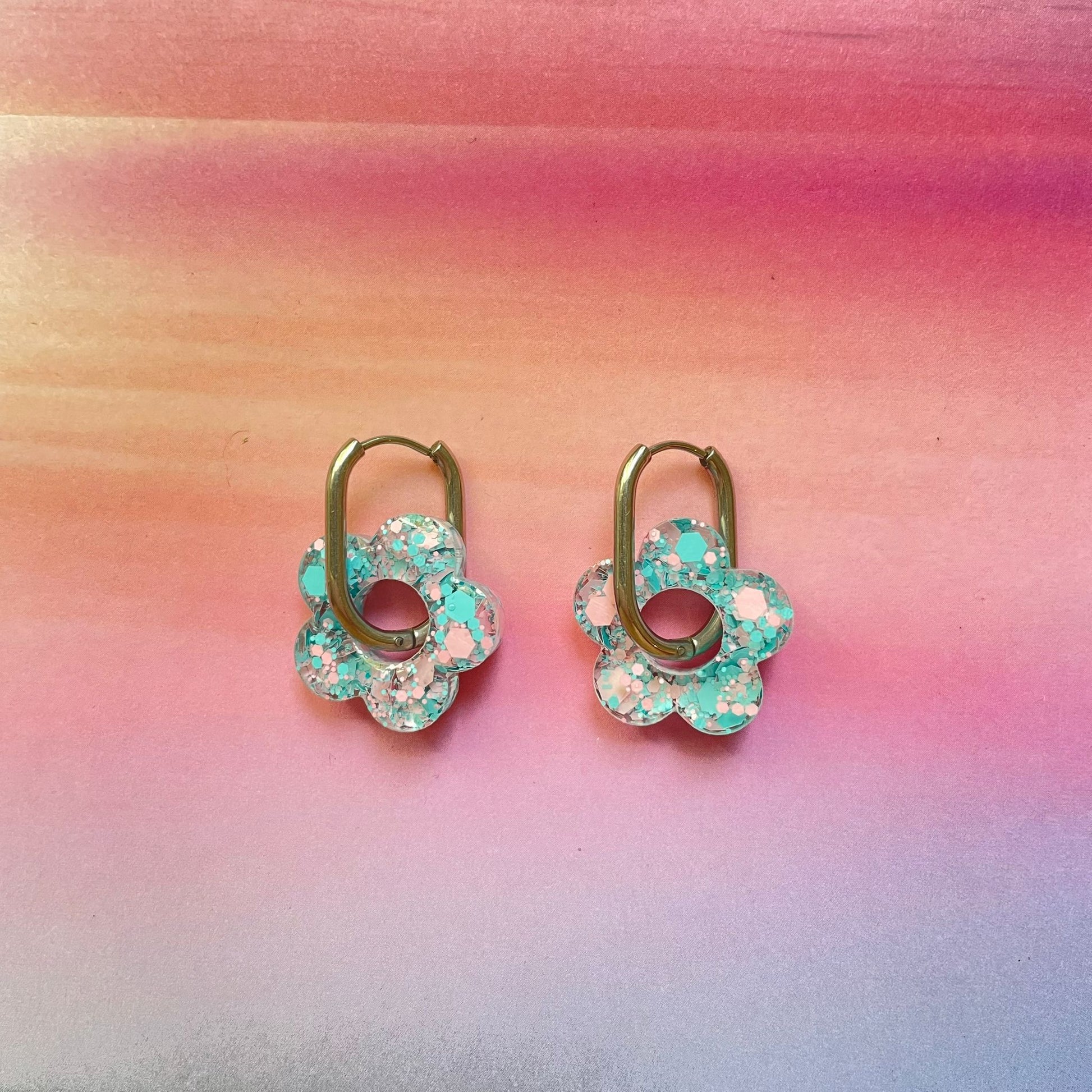 bijoux boucles d'oreilles créoles acier inoxydable ronde ovales rectangle doré argenté charm pampille fleur resine paillettes bleu brillant violet multicolore pastel vert jaune noir blanc nacré rose turquoise fuchsia orange sirène rouge néon BLOSSOM