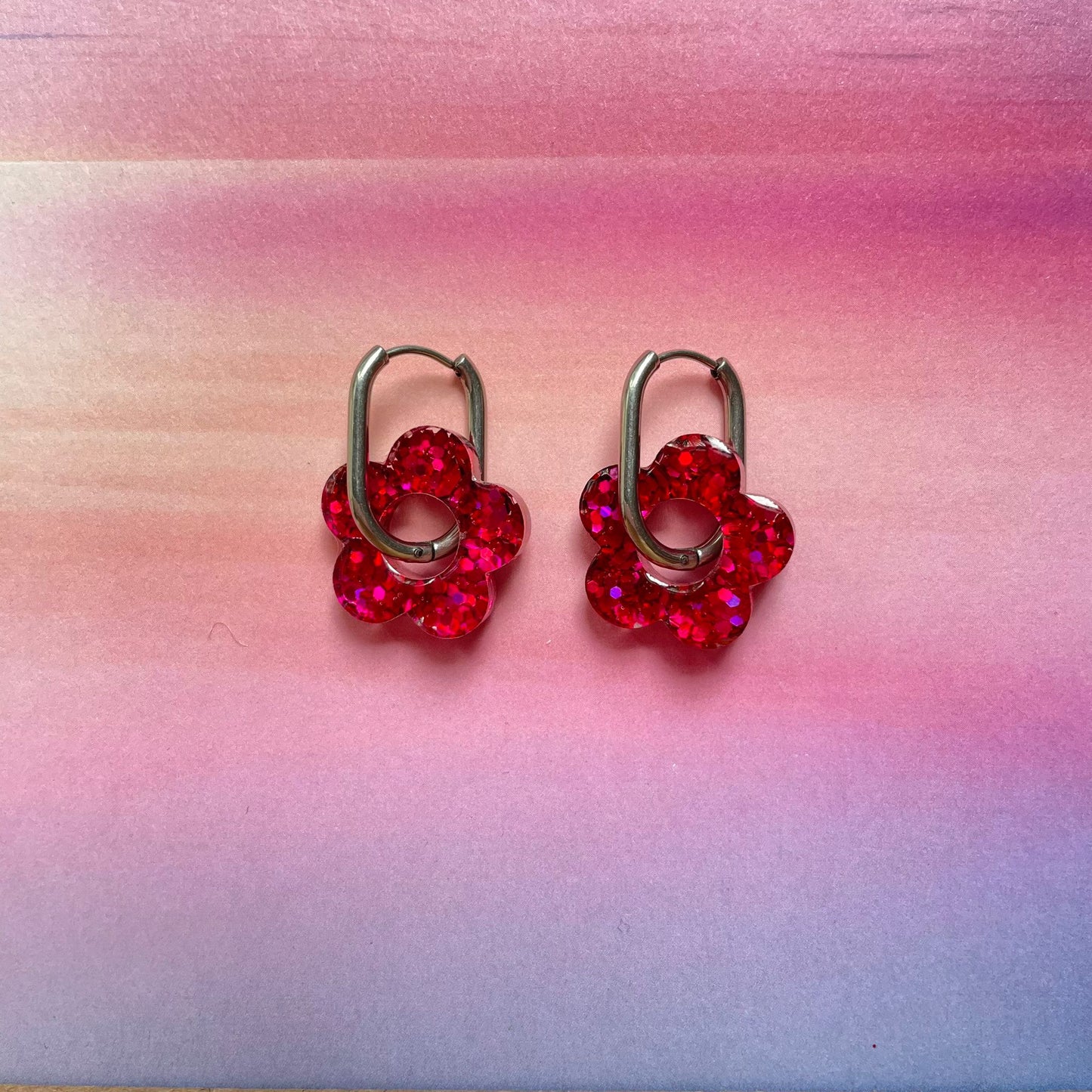 bijoux boucles d'oreilles créoles acier inoxydable ronde ovales rectangle doré argenté charm pampille fleur resine paillettes bleu brillant violet multicolore pastel vert jaune noir blanc nacré rose turquoise fuchsia orange sirène rouge néon BLOSSOM