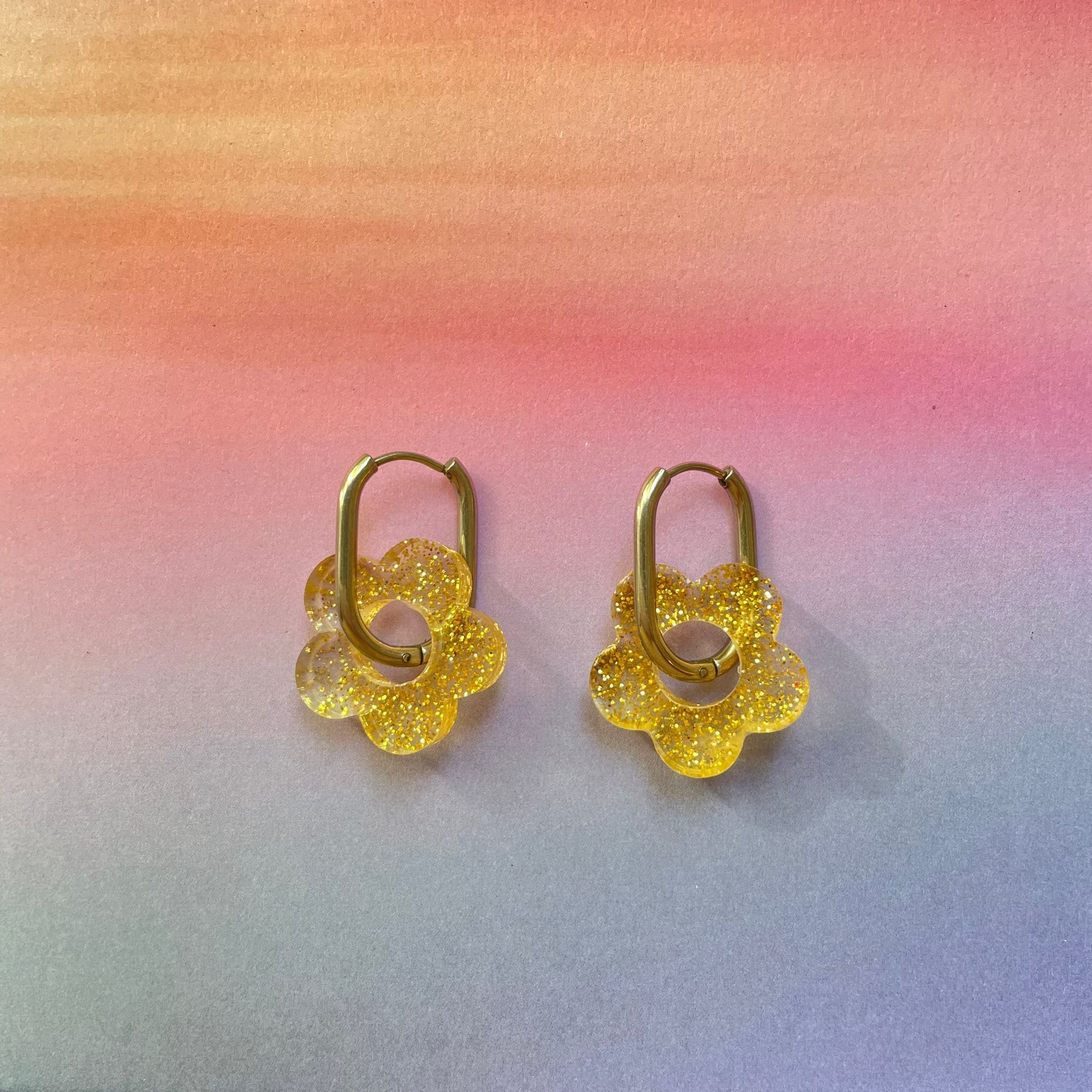 bijoux boucles d'oreilles créoles acier inoxydable ronde ovales rectangle doré argenté charm pampille fleur resine paillettes bleu brillant violet multicolore pastel vert jaune noir blanc nacré rose turquoise fuchsia orange sirène rouge néon 