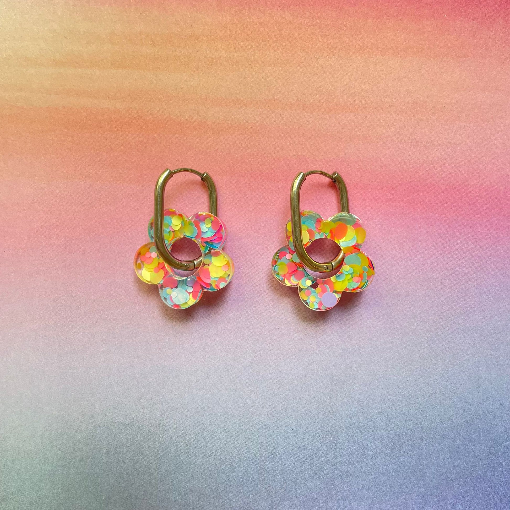 bijoux boucles d'oreilles créoles acier inoxydable ronde ovales rectangle doré argenté charm pampille fleur resine paillettes bleu brillant violet multicolore pastel vert jaune noir blanc nacré rose turquoise fuchsia orange sirène rouge néon BLOSSOM