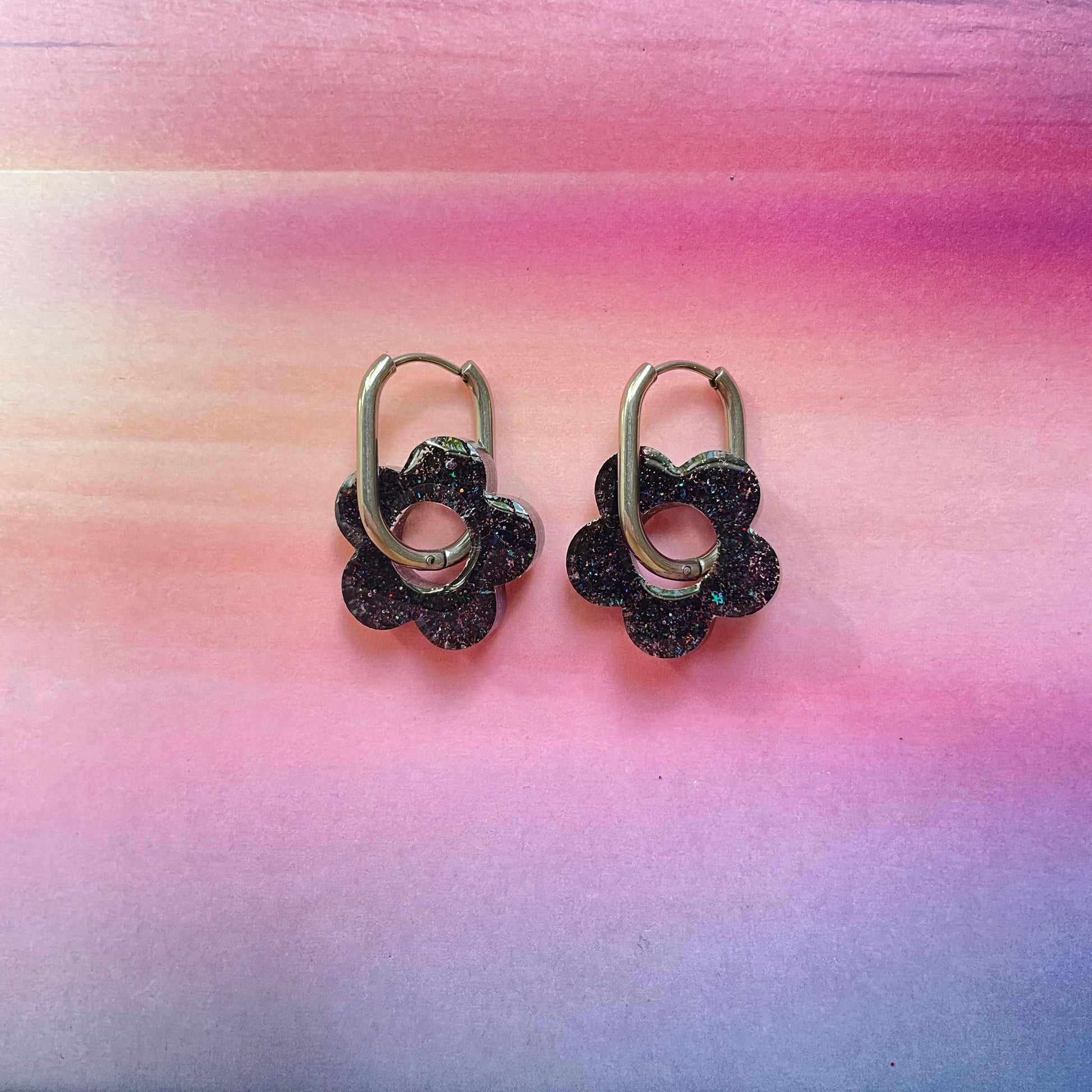 bijoux boucles d'oreilles créoles acier inoxydable ronde ovales rectangle doré argenté charm pampille fleur resine paillettes bleu brillant violet multicolore pastel vert jaune noir blanc nacré rose turquoise fuchsia orange sirène rouge néon BLOSSOM