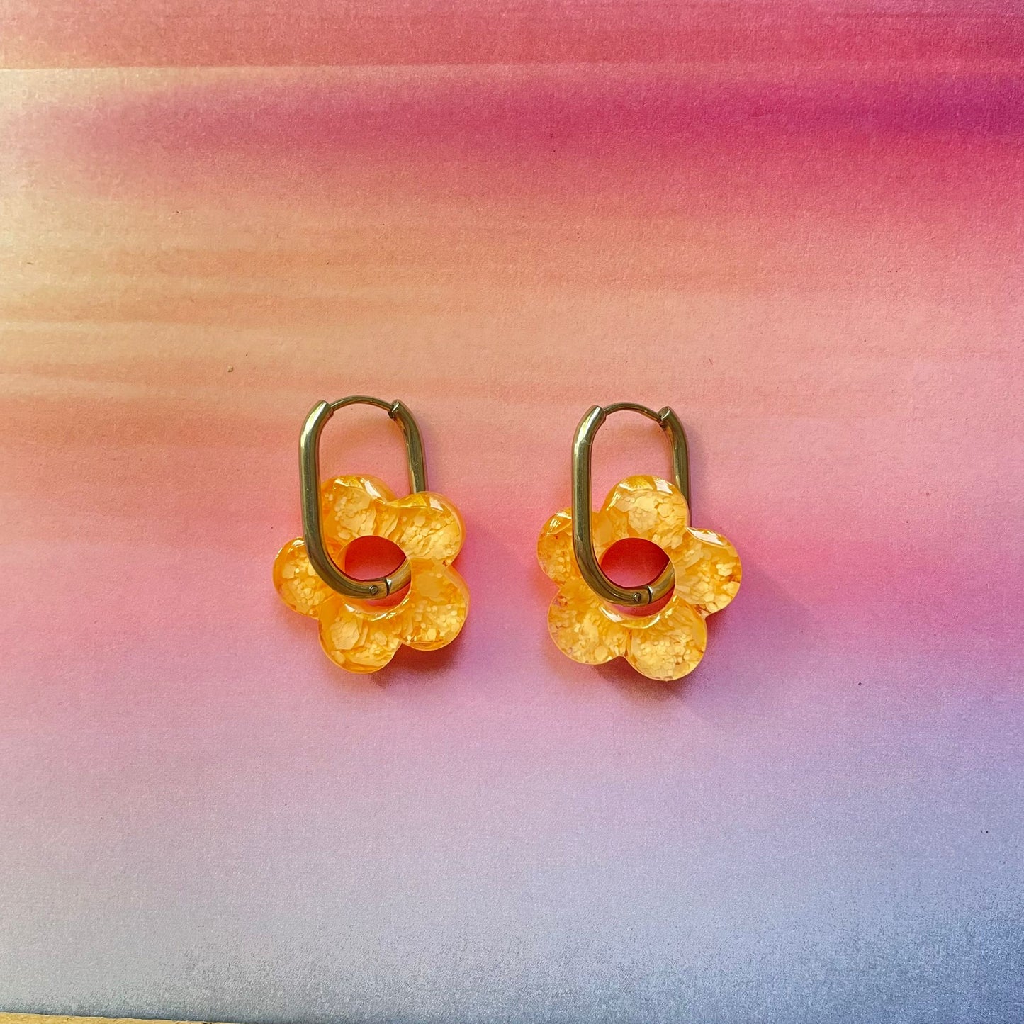 bijoux boucles d'oreilles créoles acier inoxydable ronde ovales rectangle doré argenté charm pampille fleur resine paillettes bleu brillant violet multicolore pastel vert jaune noir blanc nacré rose turquoise fuchsia orange sirène rouge néon BLOSSOM