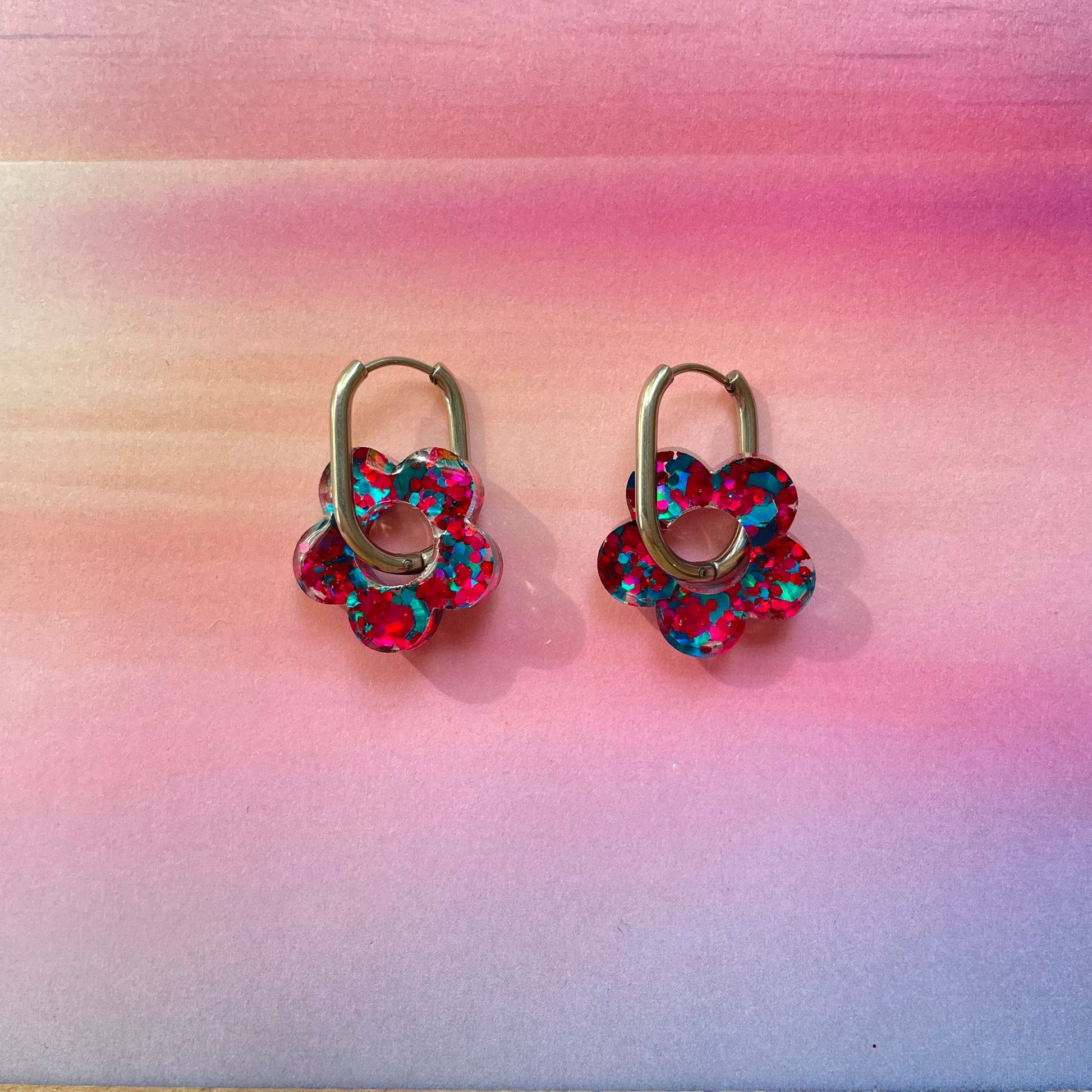 bijoux boucles d'oreilles créoles acier inoxydable ronde ovales rectangle doré argenté charm pampille fleur resine paillettes bleu brillant violet multicolore pastel vert jaune noir blanc nacré rose turquoise fuchsia orange sirène rouge néon BLOSSOM