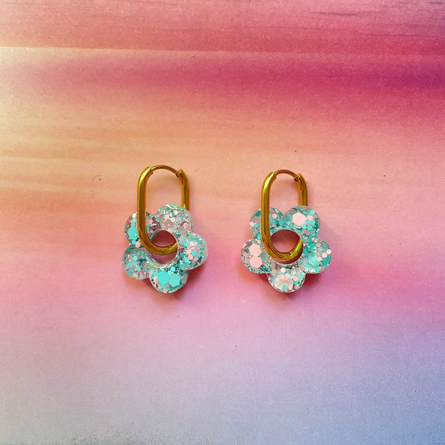 bijoux boucles d'oreilles créoles acier inoxydable ronde ovales rectangle doré argenté charm pampille fleur resine paillettes bleu brillant violet multicolore pastel vert jaune noir blanc nacré rose turquoise fuchsia orange sirène rouge néon BLOSSOM