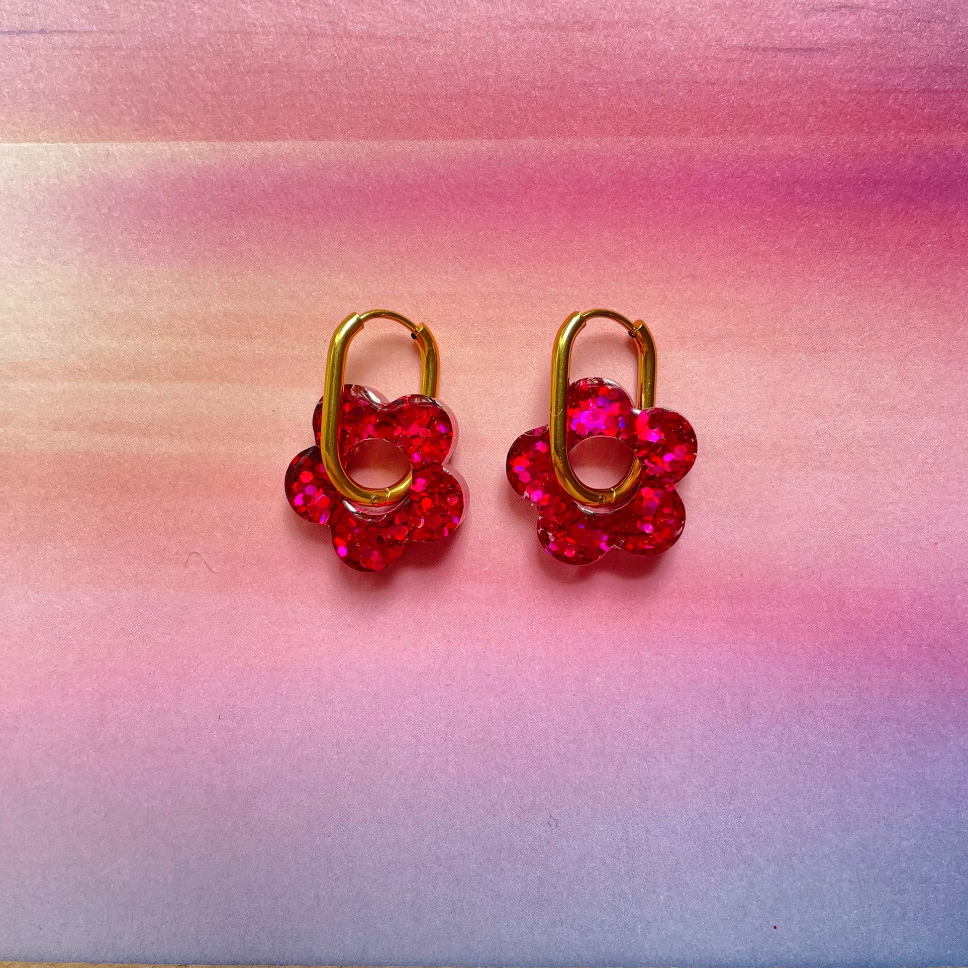 bijoux boucles d'oreilles créoles acier inoxydable ronde ovales rectangle doré argenté charm pampille fleur resine paillettes bleu brillant violet multicolore pastel vert jaune noir blanc nacré rose turquoise fuchsia orange sirène rouge néon BLOSSOM