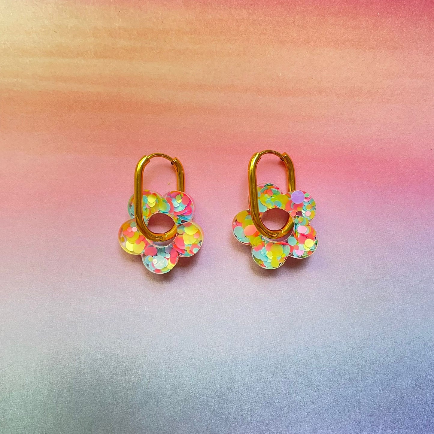 bijoux boucles d'oreilles créoles acier inoxydable ronde ovales rectangle doré argenté charm pampille fleur resine paillettes bleu brillant violet multicolore pastel vert jaune noir blanc nacré rose turquoise fuchsia orange sirène rouge néon BLOSSOM