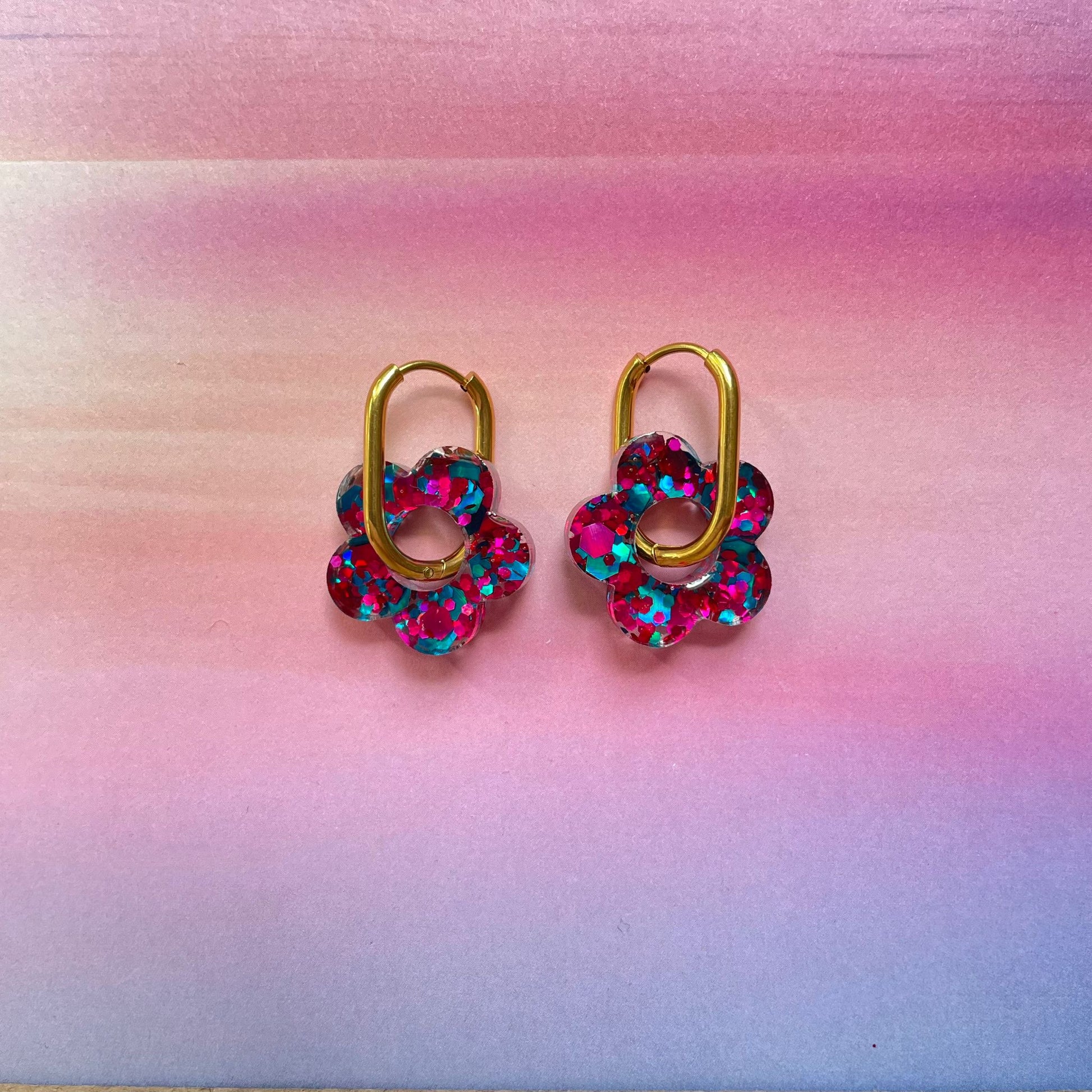 bijoux boucles d'oreilles créoles acier inoxydable ronde ovales rectangle doré argenté charm pampille fleur resine paillettes bleu brillant violet multicolore pastel vert jaune noir blanc nacré rose turquoise fuchsia orange sirène rouge néon BLOSSOM
