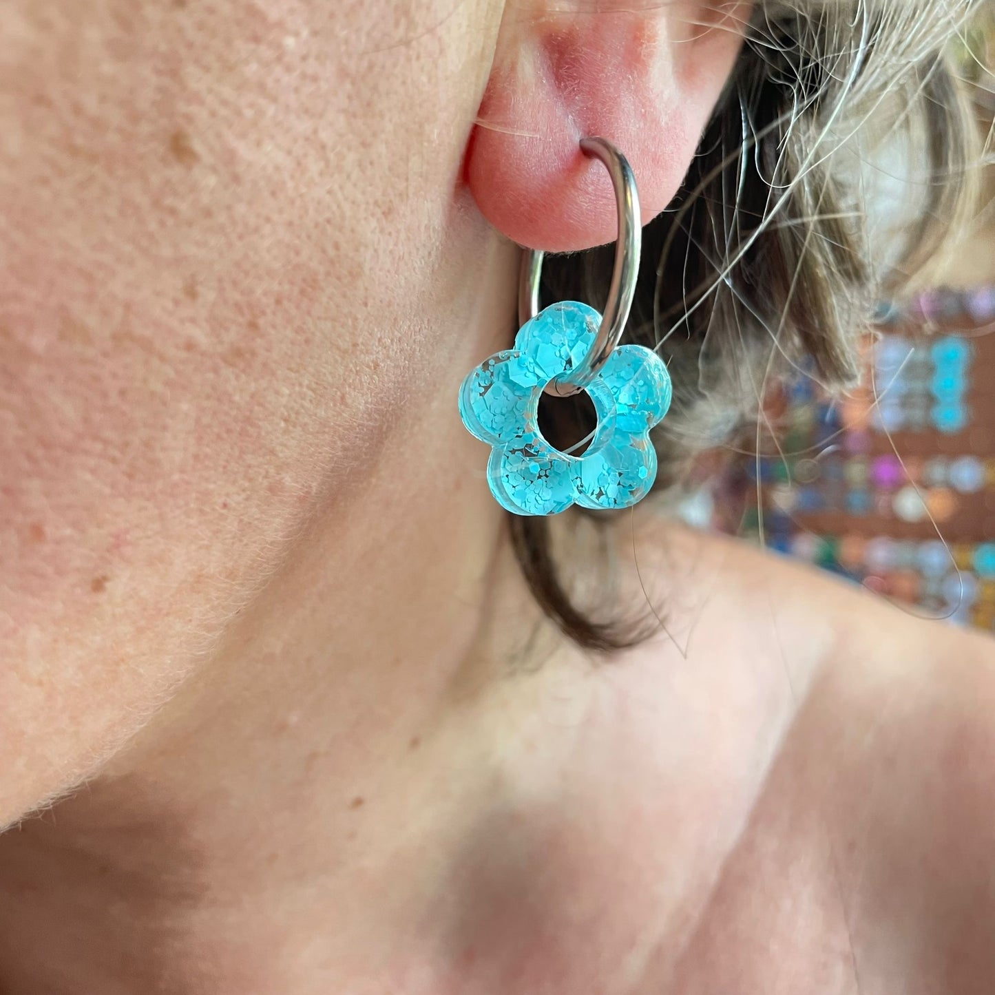 bijoux boucles d'oreilles créoles acier inoxydable ronde ovales rectangle doré argenté charm pampille fleur resine paillettes bleu brillant violet multicolore pastel vert jaune noir blanc nacré rose turquoise fuchsia orange sirène rouge néon 
