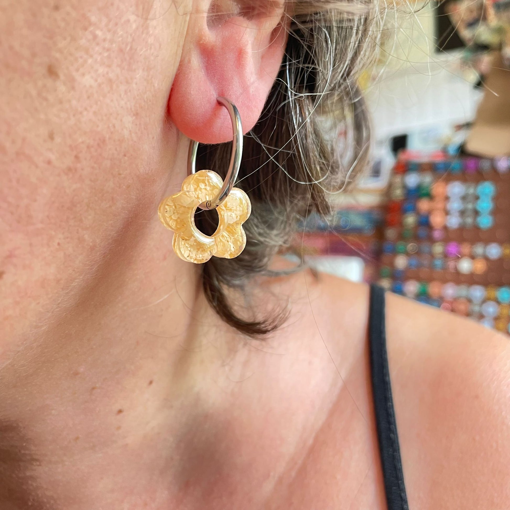 bijoux boucles d'oreilles créoles acier inoxydable ronde ovales rectangle doré argenté charm pampille fleur resine paillettes bleu brillant violet multicolore pastel vert jaune noir blanc nacré rose turquoise fuchsia orange sirène rouge néon BLOSSOM