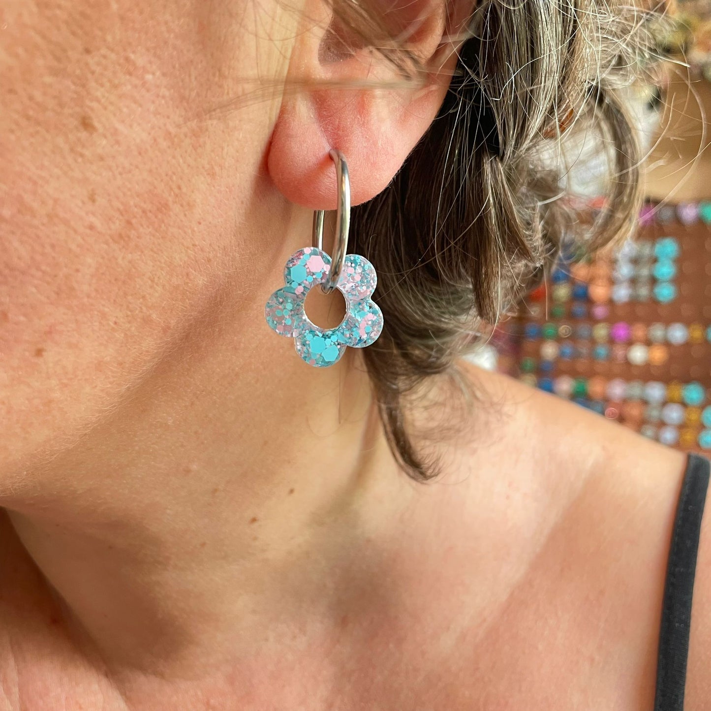 bijoux boucles d'oreilles créoles acier inoxydable ronde ovales rectangle doré argenté charm pampille fleur resine paillettes bleu brillant violet multicolore pastel vert jaune noir blanc nacré rose turquoise fuchsia orange sirène rouge néon BLOSSOM