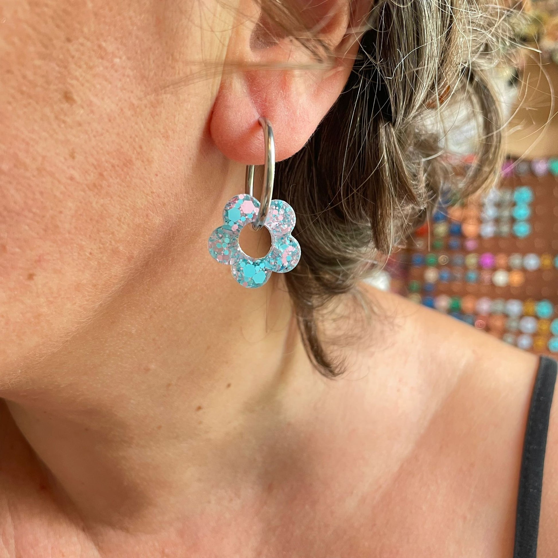 bijoux boucles d'oreilles créoles acier inoxydable ronde ovales rectangle doré argenté charm pampille fleur resine paillettes bleu brillant violet multicolore pastel vert jaune noir blanc nacré rose turquoise fuchsia orange sirène rouge néon BLOSSOM