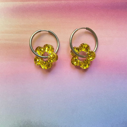 bijoux boucles d'oreilles créoles acier inoxydable ronde ovales rectangle doré argenté charm pampille fleur resine paillettes bleu brillant violet multicolore pastel vert jaune noir blanc nacré rose turquoise fuchsia orange sirène rouge néon BLOSSOM