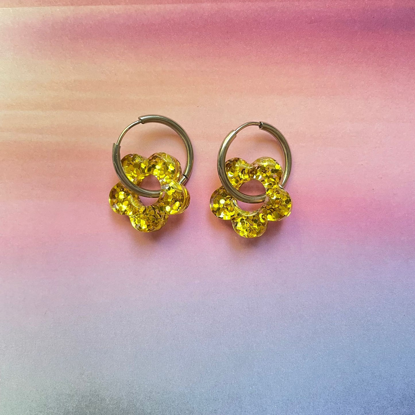 bijoux boucles d'oreilles créoles acier inoxydable ronde ovales rectangle doré argenté charm pampille fleur resine paillettes bleu brillant violet multicolore pastel vert jaune noir blanc nacré rose turquoise fuchsia orange sirène rouge néon BLOSSOM