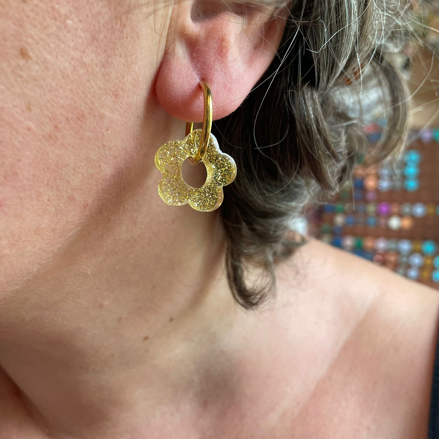 bijoux boucles d'oreilles créoles acier inoxydable ronde ovales rectangle doré argenté charm pampille fleur resine paillettes bleu brillant violet multicolore pastel vert jaune noir blanc nacré rose turquoise fuchsia orange sirène rouge néon 