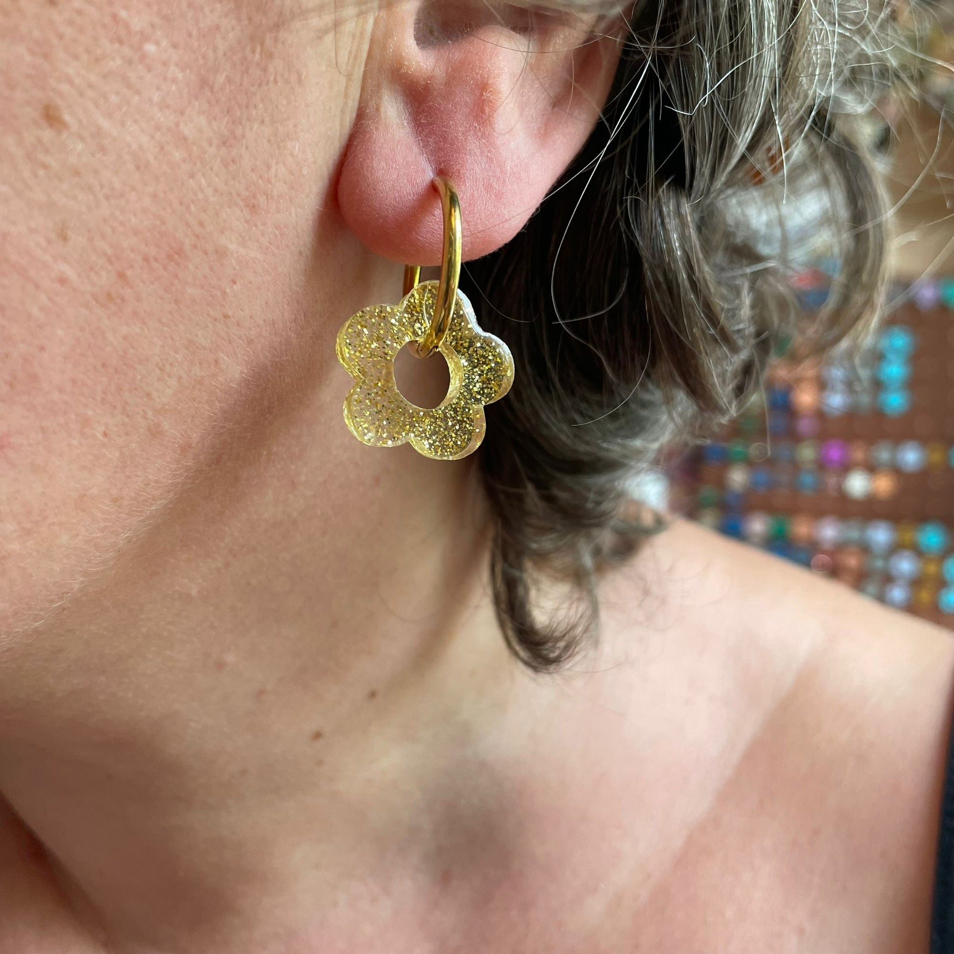 bijoux boucles d'oreilles créoles acier inoxydable ronde ovales rectangle doré argenté charm pampille fleur resine paillettes bleu brillant violet multicolore pastel vert jaune noir blanc nacré rose turquoise fuchsia orange sirène rouge néon 