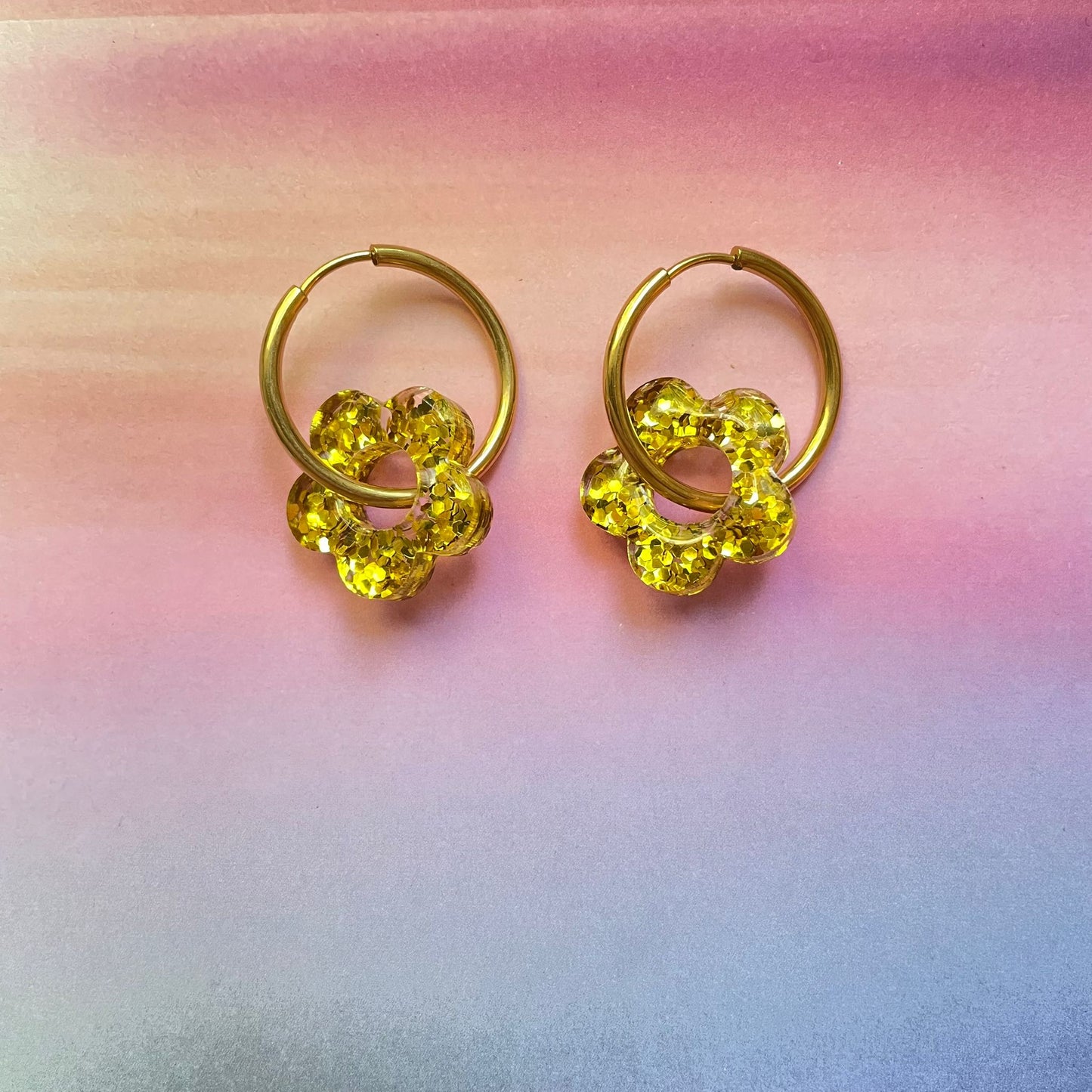 bijoux boucles d'oreilles créoles acier inoxydable ronde ovales rectangle doré argenté charm pampille fleur resine paillettes bleu brillant violet multicolore pastel vert jaune noir blanc nacré rose turquoise fuchsia orange sirène rouge néon BLOSSOM