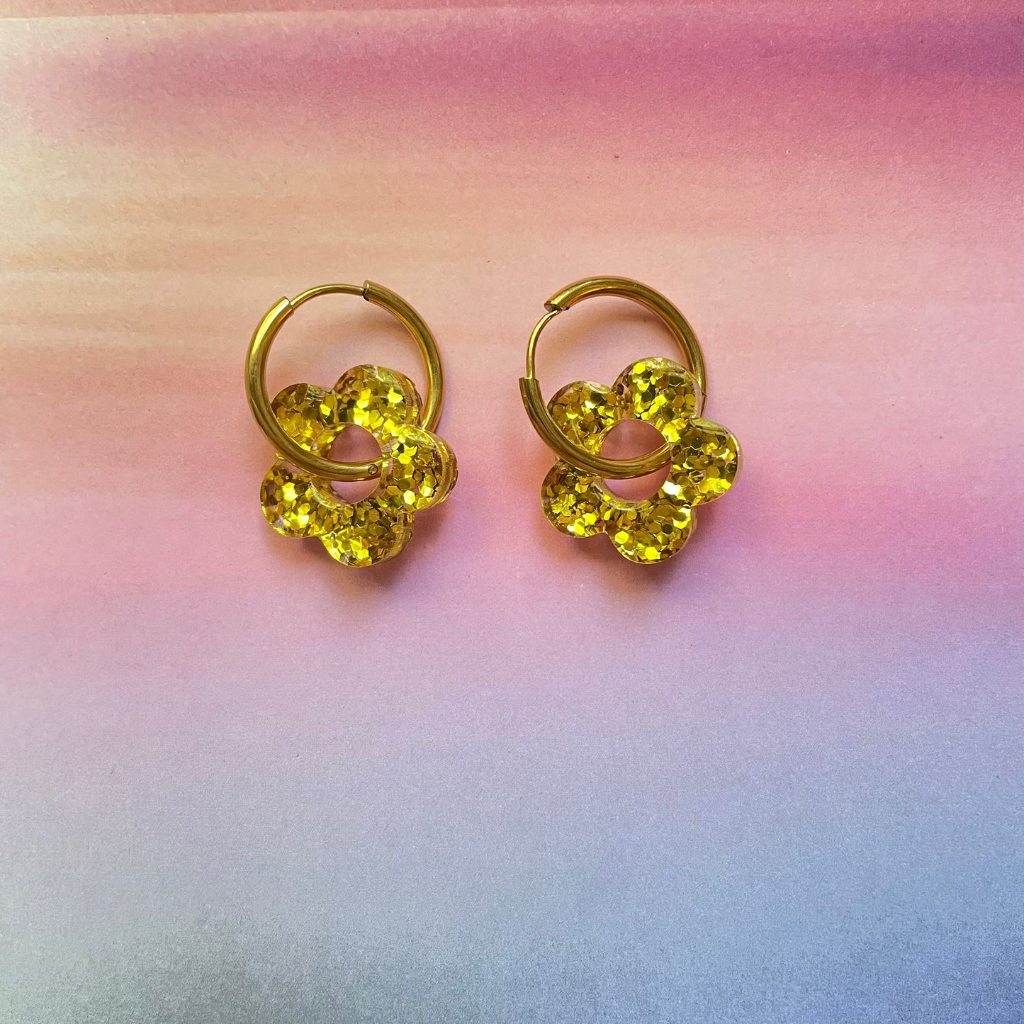 bijoux boucles d'oreilles créoles acier inoxydable ronde ovales rectangle doré argenté charm pampille fleur resine paillettes bleu brillant violet multicolore pastel vert jaune noir blanc nacré rose turquoise fuchsia orange sirène rouge néon BLOSSOM