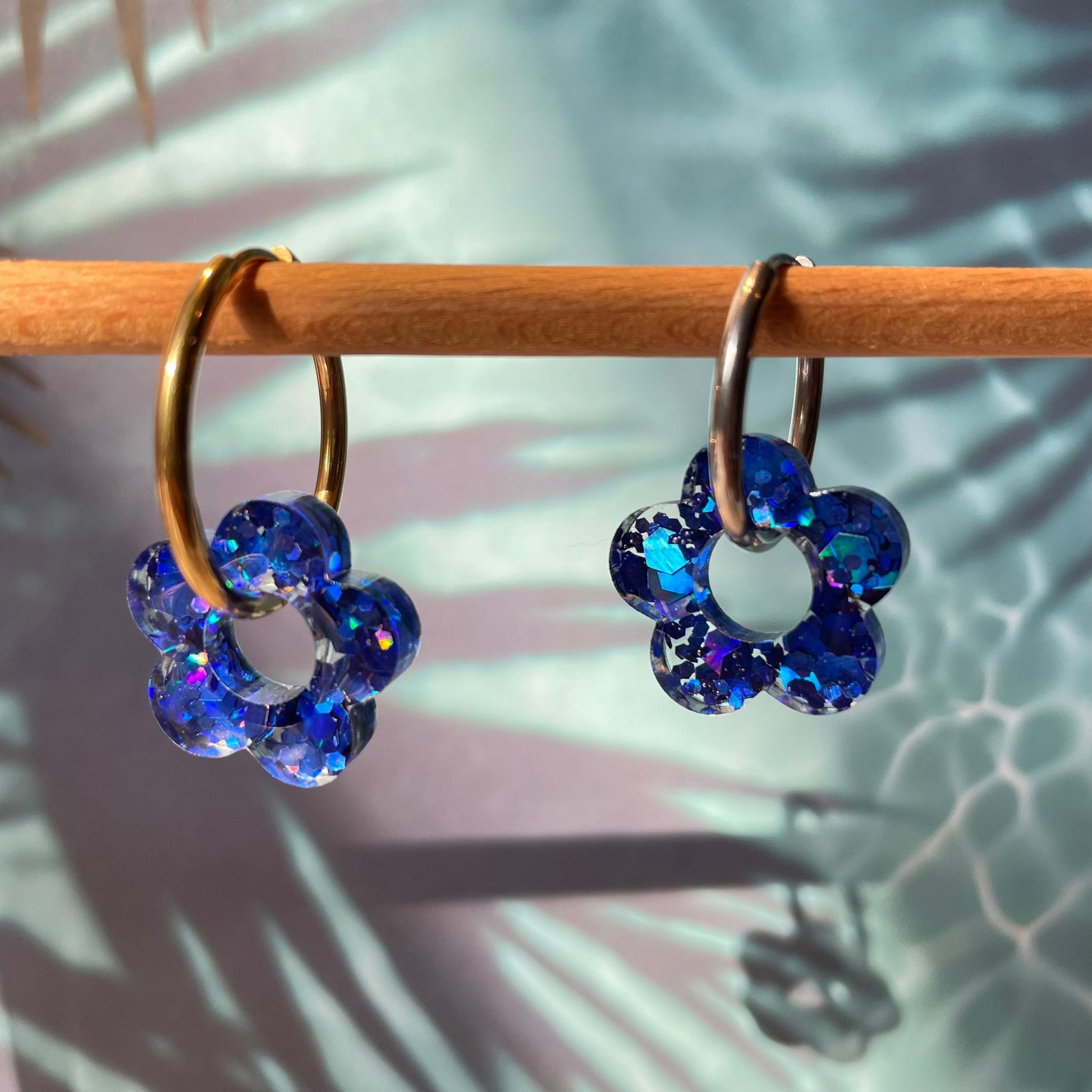 bijoux boucles d'oreilles créoles acier inoxydable ronde ovales rectangle doré argenté charm pampille fleur resine paillettes bleu brillant violet multicolore pastel vert jaune noir blanc nacré rose turquoise fuchsia orange sirène rouge néon BLOSSOM