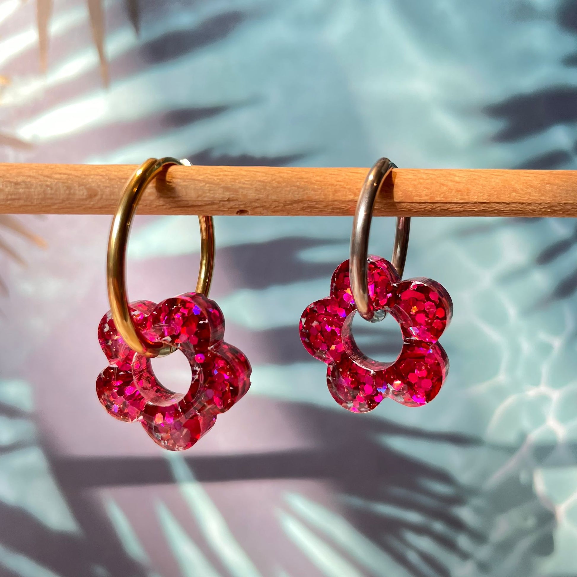 bijoux boucles d'oreilles créoles acier inoxydable ronde ovales rectangle doré argenté charm pampille fleur resine paillettes bleu brillant violet multicolore pastel vert jaune noir blanc nacré rose turquoise fuchsia orange sirène rouge néon BLOSSOM