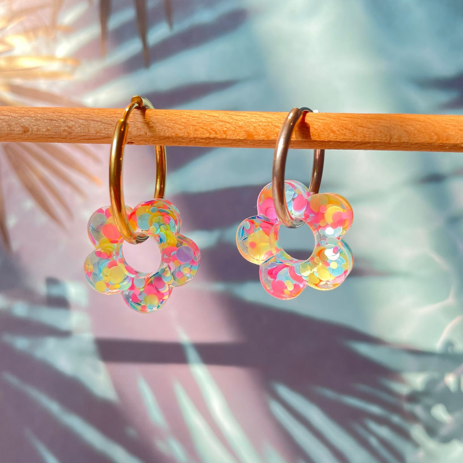 bijoux boucles d'oreilles créoles acier inoxydable ronde ovales rectangle doré argenté charm pampille fleur resine paillettes bleu brillant violet multicolore pastel vert jaune noir blanc nacré rose turquoise fuchsia orange sirène rouge néon BLOSSOM