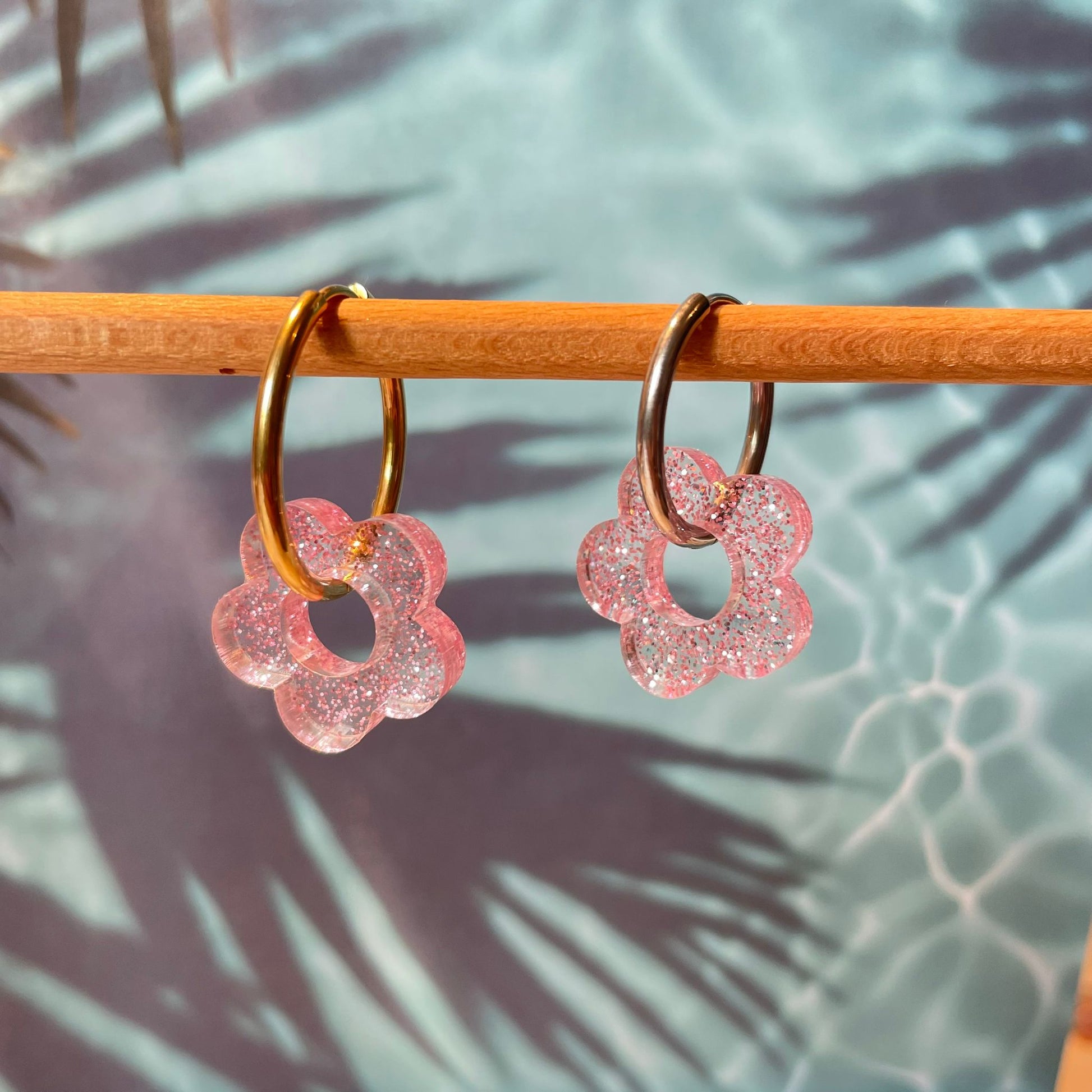 bijoux boucles d'oreilles créoles acier inoxydable ronde ovales rectangle doré argenté charm pampille fleur resine paillettes bleu brillant violet multicolore pastel vert jaune noir blanc nacré rose turquoise fuchsia orange sirène rouge néon BLOSSOM