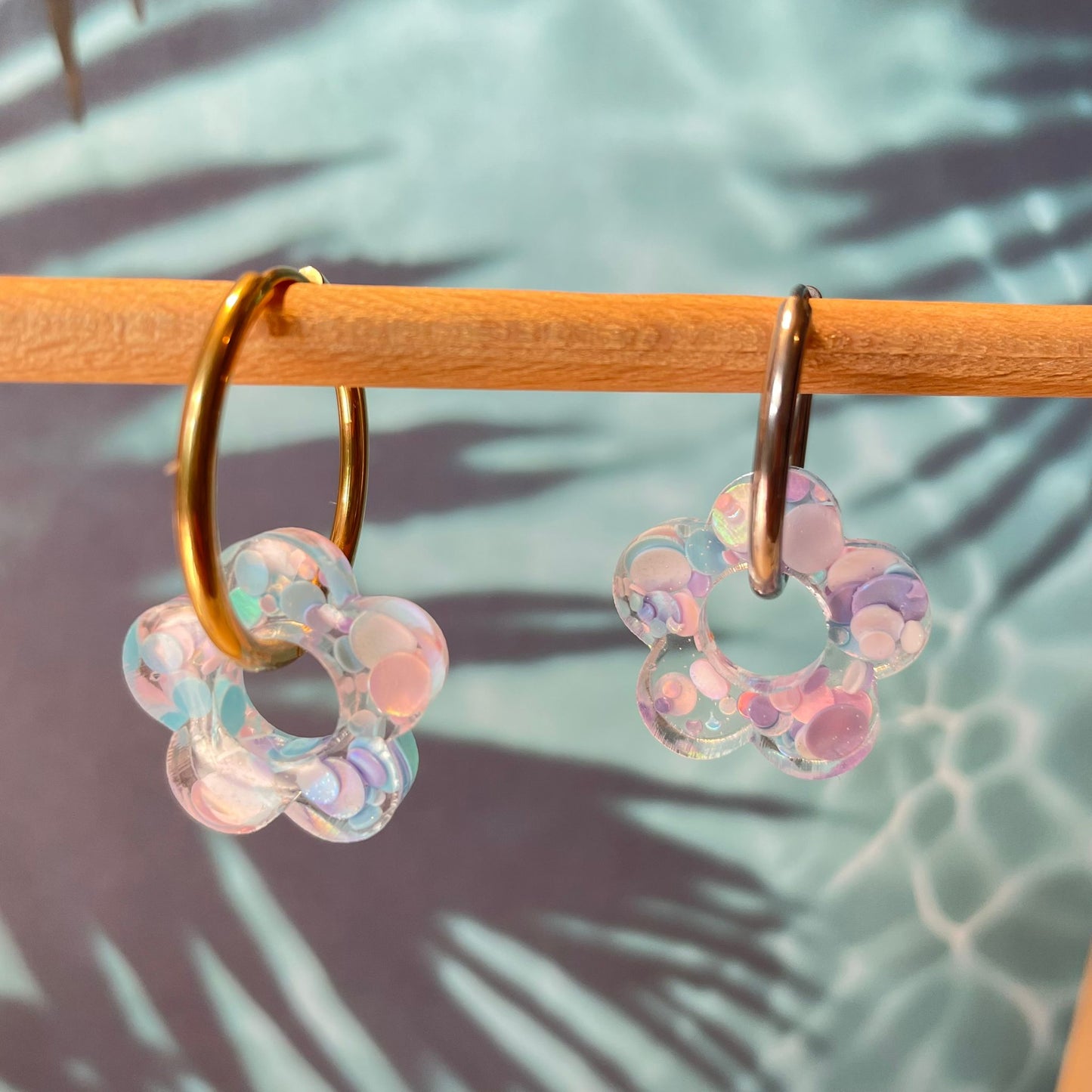 bijoux boucles d'oreilles créoles acier inoxydable ronde ovales rectangle doré argenté charm pampille fleur resine paillettes bleu brillant violet multicolore pastel vert jaune noir blanc nacré rose turquoise fuchsia orange sirène rouge néon BLOSSOM